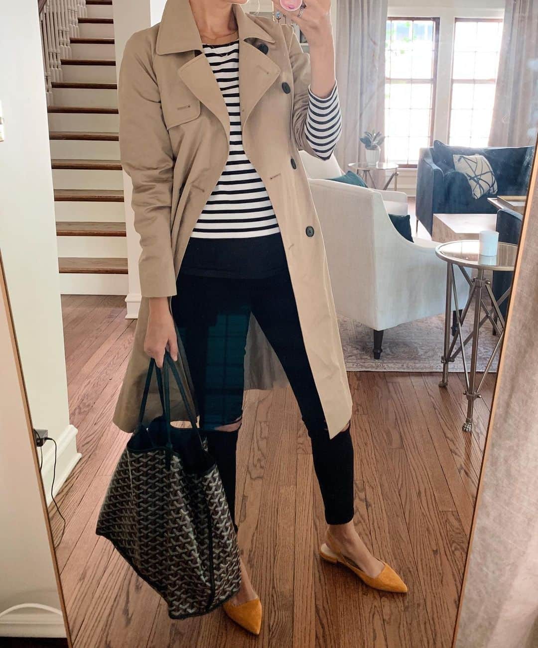 Anna Jane Wisniewskiさんのインスタグラム写真 - (Anna Jane WisniewskiInstagram)「A new #shopyourclosetseries hit the blog on Friday. It features this old (but still in stores) trench coat from @everlane  Which look is your favorite? http://liketk.it/2EXlv #liketkit @liketoknow.it #trenchcoat」9月16日 6時08分 - seeannajane
