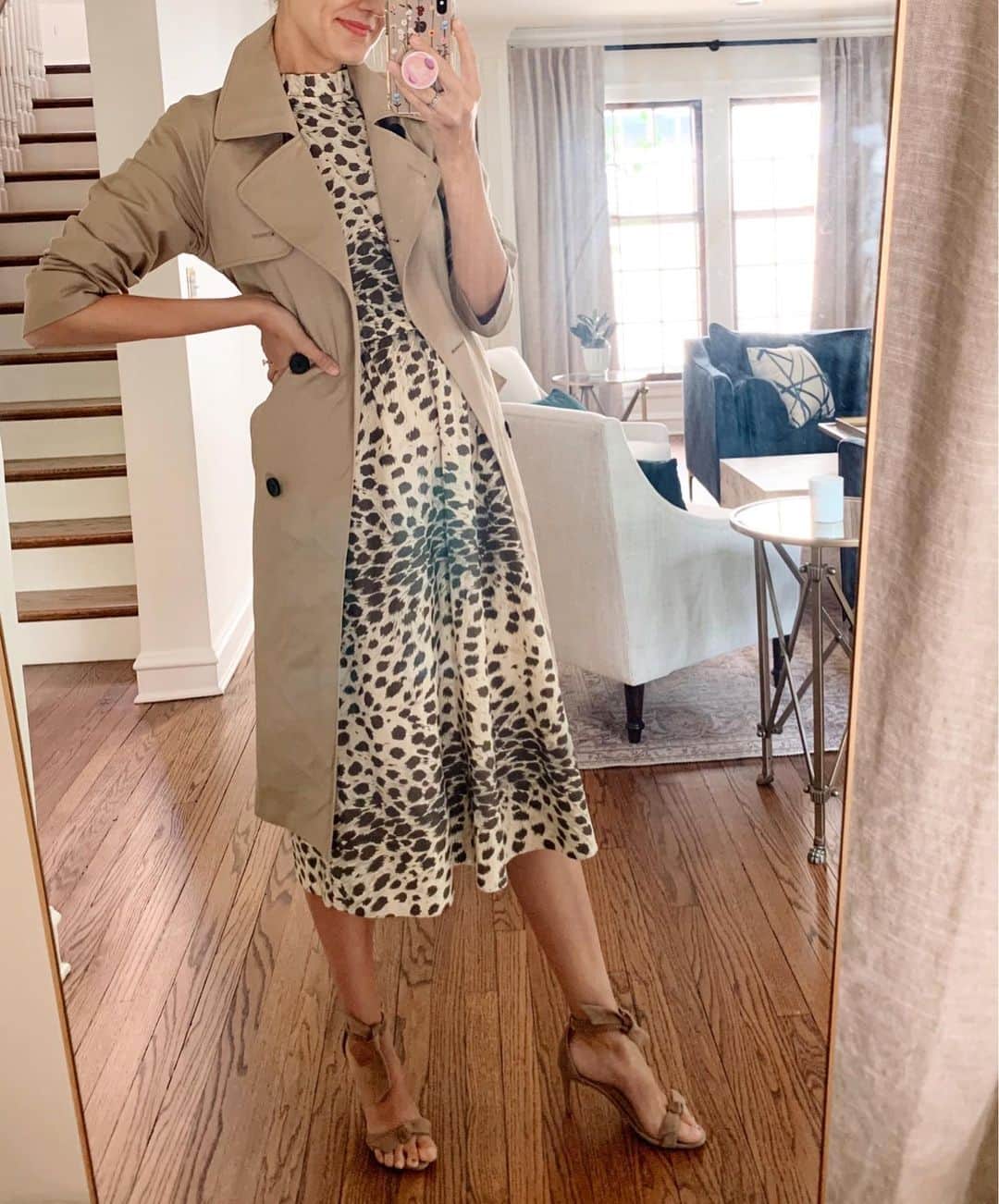 のインスタグラム：「A new #shopyourclosetseries hit the blog on Friday. It features this old (but still in stores) trench coat from @everlane  Which look is your favorite? http://liketk.it/2EXlv #liketkit @liketoknow.it #trenchcoat」