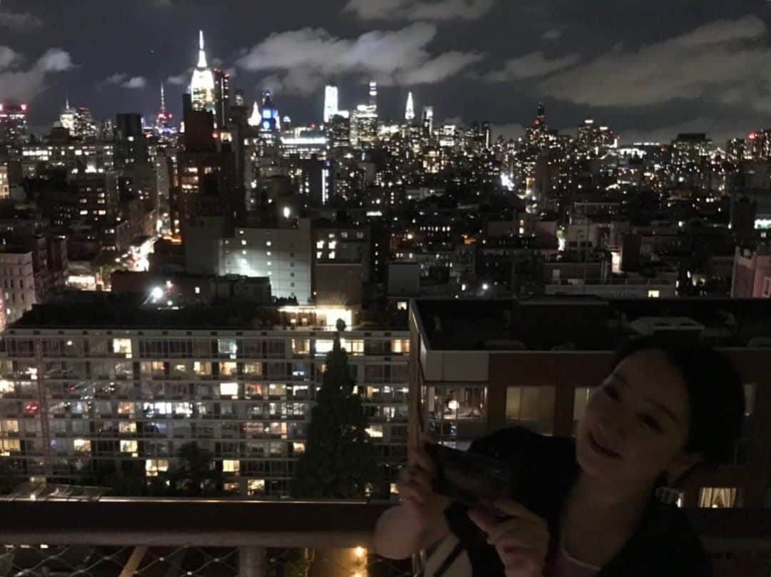 のインスタグラム：「微笑 #麗子像 . . #nyc#newyork #bowery  #rooftop #2019」