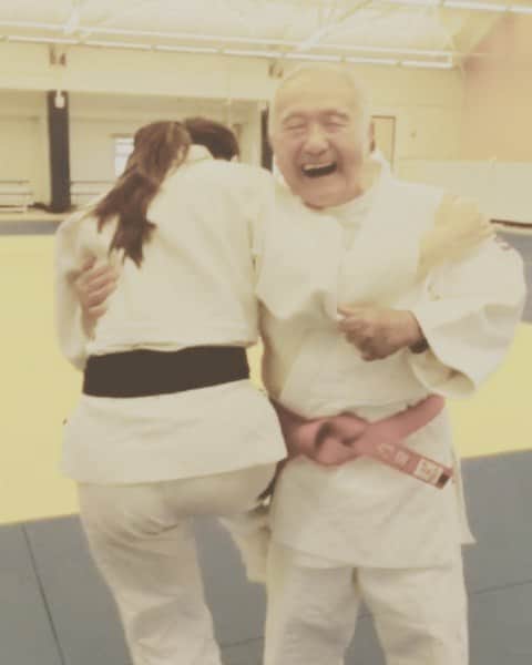 マルティ・マロイのインスタグラム：「Gettin some #uchikomi in yesterday with my 99-year-old coach and legit 10th degree RED BELT Yosh Uchida! ♥️🥰 . #JudoIsLife #LoveJudo #JudoFamily #Judo #judothrow #osotogari #sasae」