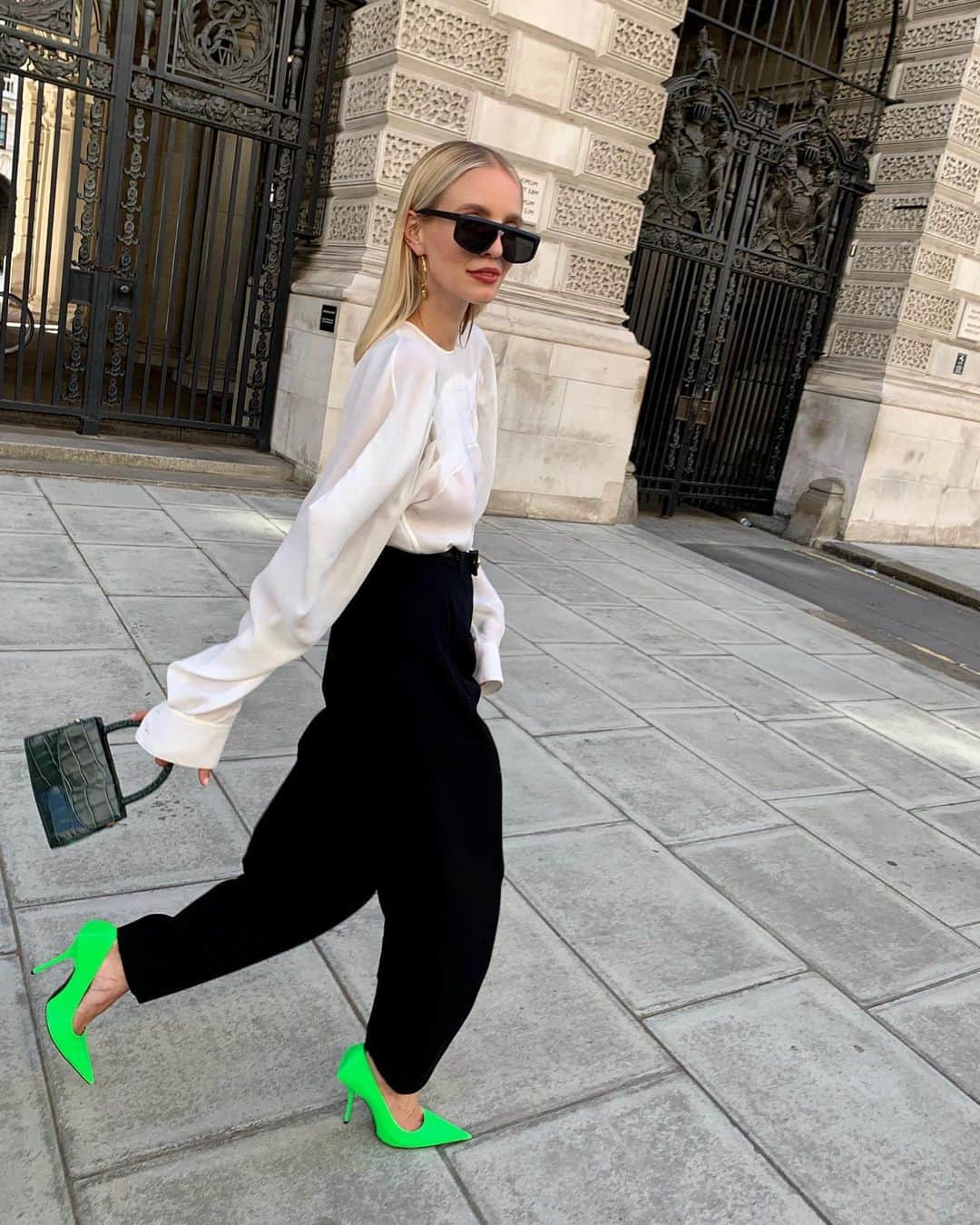 レオニー・ハンネさんのインスタグラム写真 - (レオニー・ハンネInstagram)「Walking to @victoriabeckham in her killer blouse & loose pants. 🖤 Anzeige #victoriabeckham #LFW #London」9月16日 6時53分 - leoniehanne