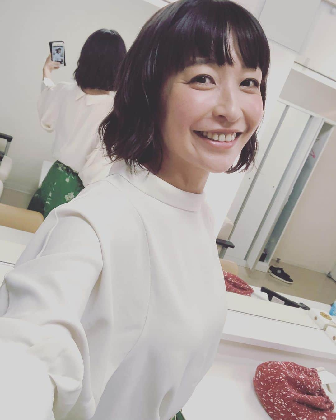 小野真弓さんのインスタグラム写真 - (小野真弓Instagram)「おはようございます😃 千葉県南部、 朝から雨が降っております☔️ これから激しくなる予報です。 屋根の応急処置中に転落の事故が増えているそうです。無理はなさらないで、と言うのも難しいかもしれませんが、、、どうかご自身のお身体を最優先にお願いしますね。。 ※※※※※※ 写真は、 昨日の2つめの衣装です。👗✨ #小野真弓#衣装#frenchpave #ブラウス#bsフジ」9月16日 7時04分 - hanaharuaroi