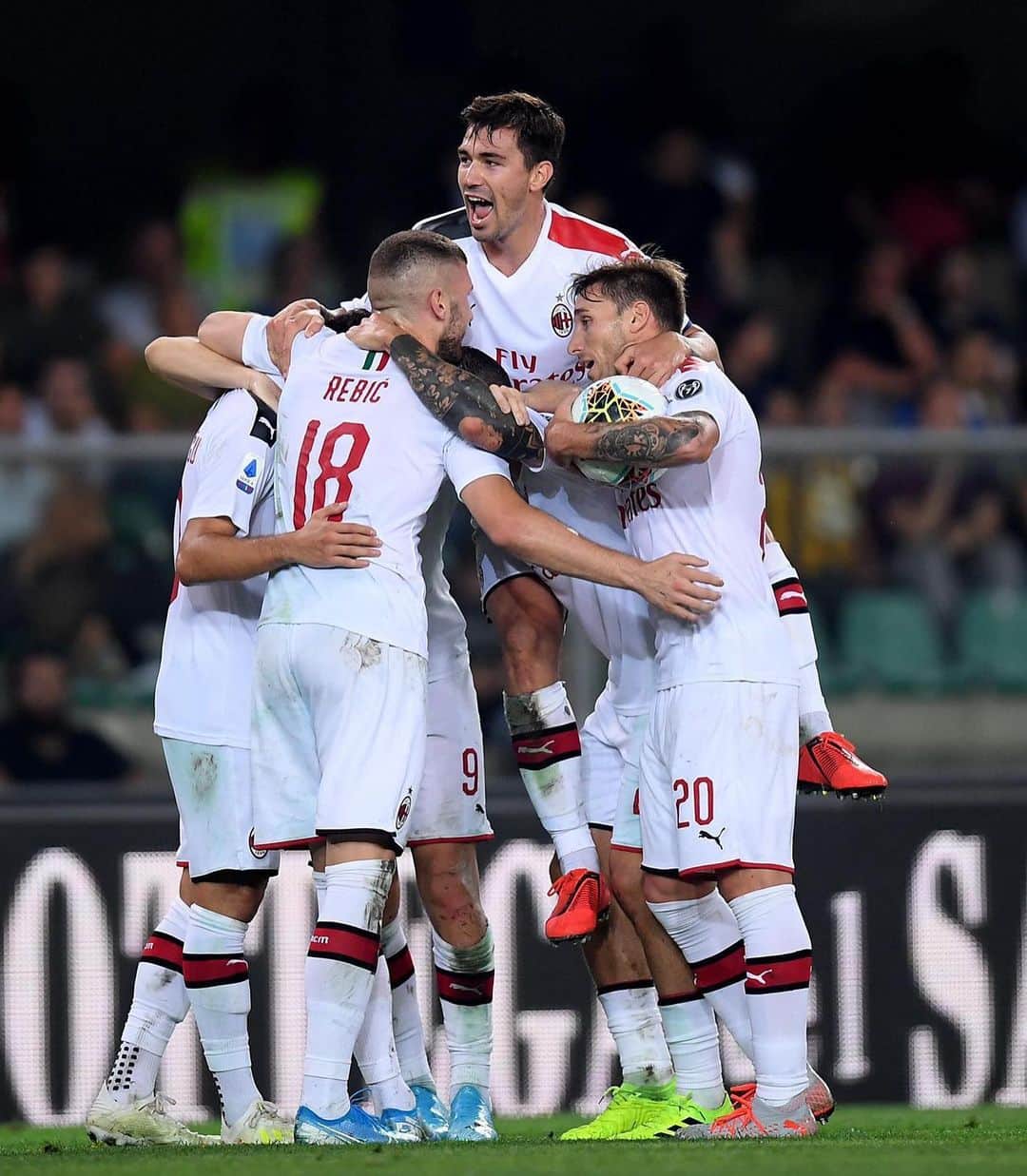 アレッシオ・ロマニョーリのインスタグラム：「Vittoria fondamentale stasera su un campo difficile, bravi ragazzi 🔴⚫ #VeronaMilan #ForzaMilan @acmilan @seriea」