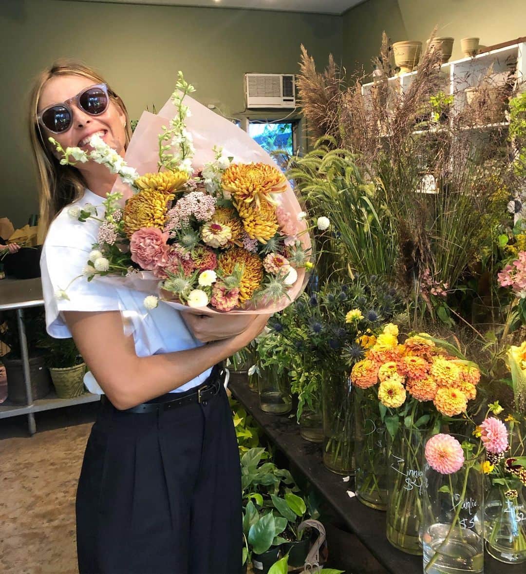 マリア・シャラポワのインスタグラム：「On that occasional day off 🌼🌸」