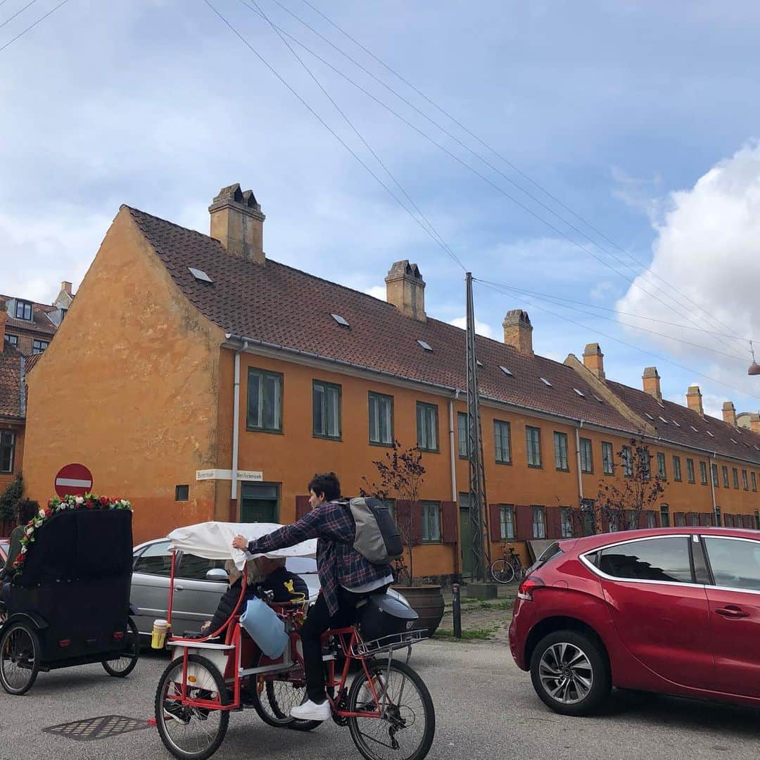松浦美穂さんのインスタグラム写真 - (松浦美穂Instagram)「デンマーク.コペンハーゲン…  青い空と緑と建物の色調のコントラストに…山のない平地の中に吹く風が心地よく感じて歩く街。  デザインの街。 古いものと新しい物の普遍的な混在…  素敵過ぎたお店…FRAMA. 古い薬局を改装してインテリアショップに…  エッジのかかったシャープなデザインと、ヴィンテージのwood、そしてアヴァンギャルドな音の演出…  #デンマーク #コペンハーゲン #山のない街 #frama #twiggytokyo」9月16日 7時14分 - twiggy_mihomatsuura