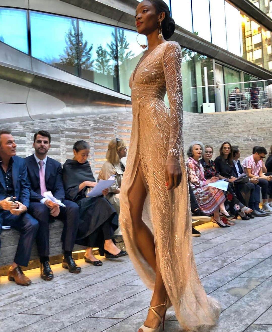 のインスタグラム：「Wrapped in clear leaves. Naeem Khan #SS2020. #zahahadid #glamour」