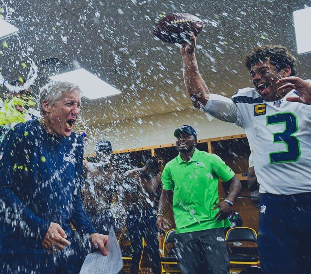 ラッセル・ウィルソンさんのインスタグラム写真 - (ラッセル・ウィルソンInstagram)「100th win as a Seahawks for you Coach! And 68 yrs old going on 38! Happy Bday @PeteCarroll!! 📸: Rod Mar」9月16日 7時24分 - dangerusswilson