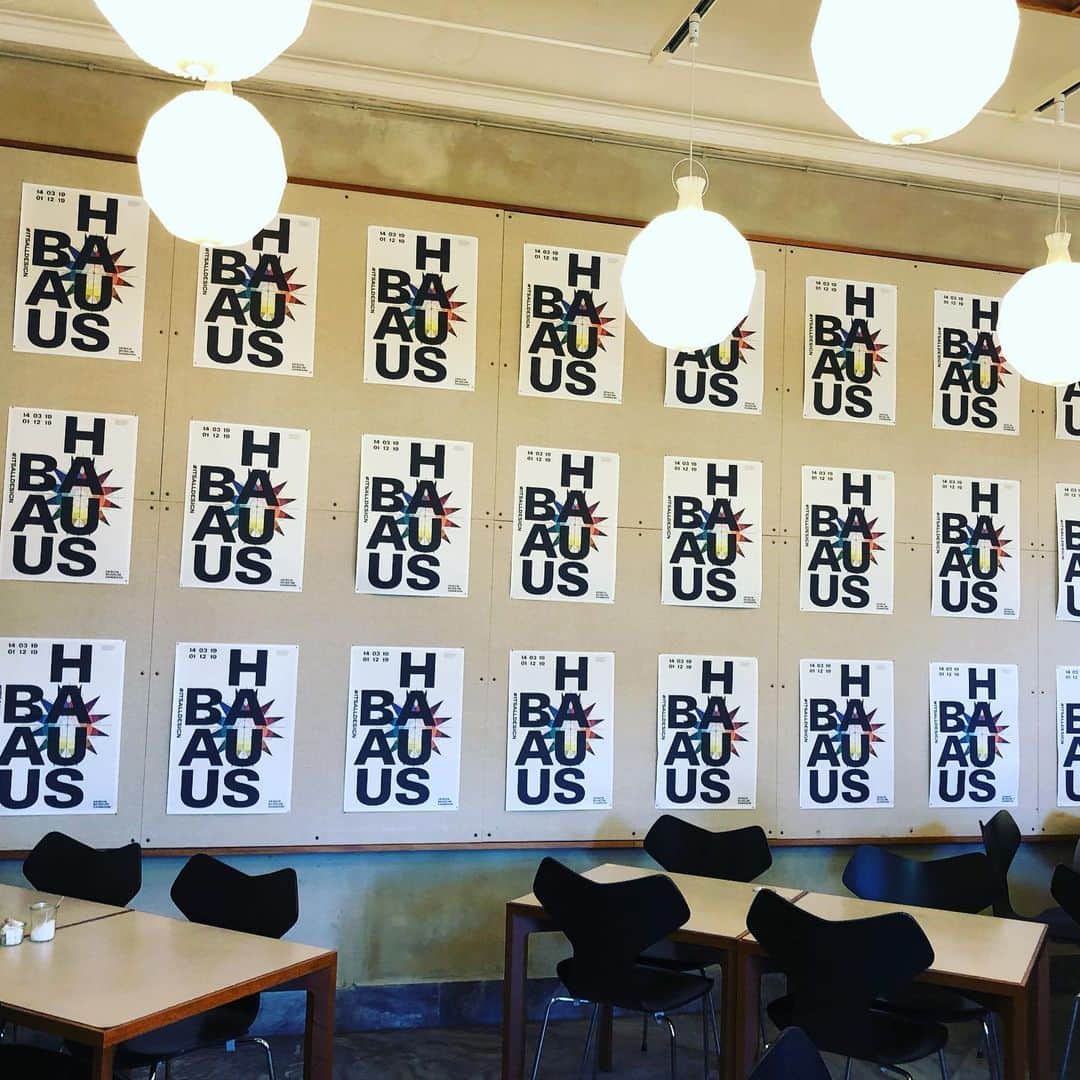 のインスタグラム：「DESIGN MUSEUM DANMARK コペンハーゲン、デザインミュージアム。  BAUHOUSE１００year anniversary.  普遍的なデザイン. 人間工学に基づいた、美しいフォルムは… いつから？ …何世紀も前から… そして近代化されて1920年代にモダン化され… そして60年代、70年代で昇華され…徐々に定着しつつも更にモダンにシンプル化されて100年が経過…  #デザインの街 #バウハウス #100周年 #普遍的かつモダン」