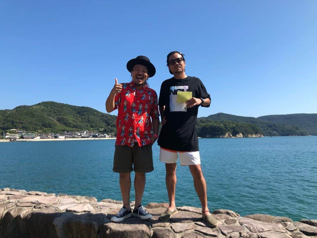 シーサーさんのインスタグラム写真 - (シーサーInstagram)「・ 小豆島で島フェス！ 海を目の前にして吹けるなんて ロケーションがサイコウすぎた〜◎ コイチと初の野外音楽会！ 沢山の人が聞きに来てくれてありがとう様でした。 小豆島はまだまだ夏でした。 ピス！  #島フェス #小豆島 #まだまだ夏 #sawagi #DOBERMAN_SKA」9月16日 7時39分 - __seasir__