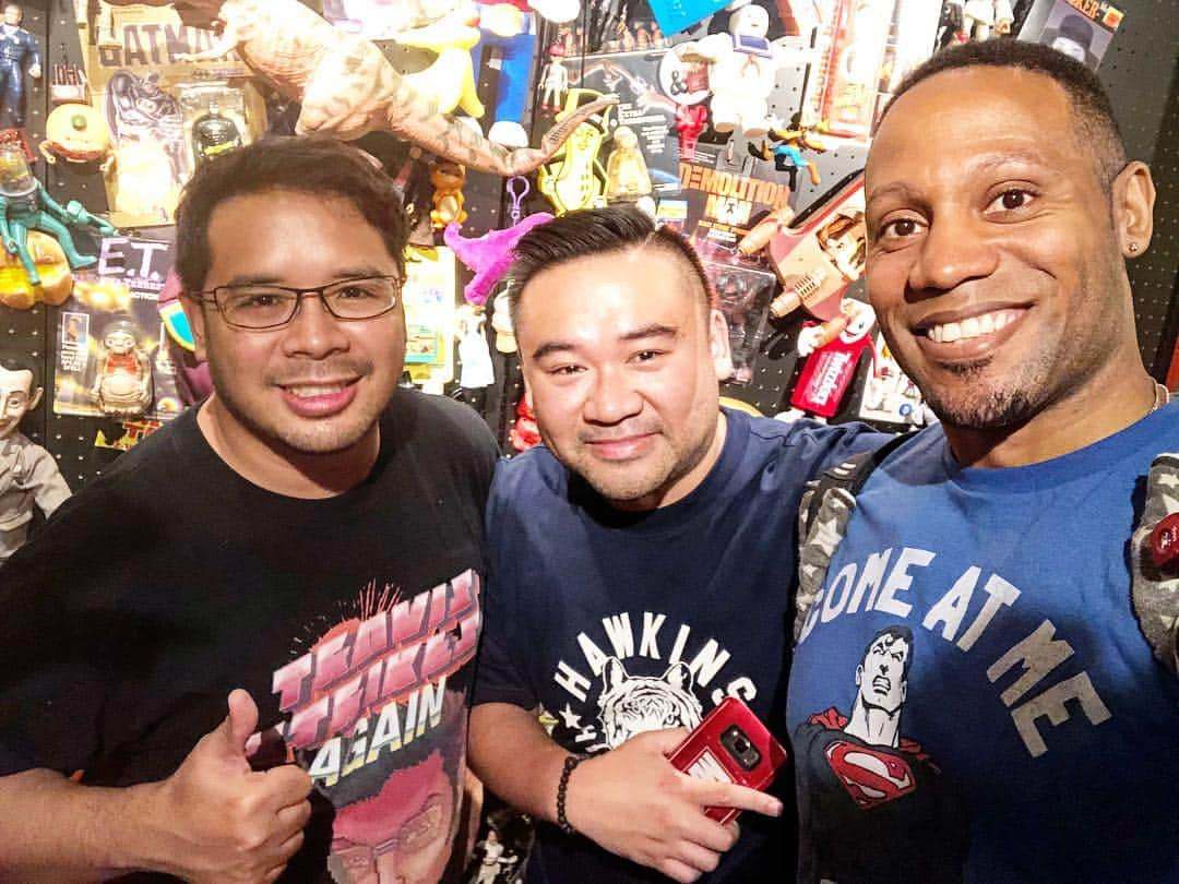 ダンテ・カーヴァーさんのインスタグラム写真 - (ダンテ・カーヴァーInstagram)「Really great meeting these two amazing gentlemen! Check out there art, toys, and more!! From covers to concepts truly talented! It was an honor! Hope to see you again soon! #dccomics #hottoys #tgs2019 #nopecafe #toysapiens #superman #deathstroke #dcアンバサダー #カバーアート #アメコミ」9月16日 7時44分 - dantecarverofficial