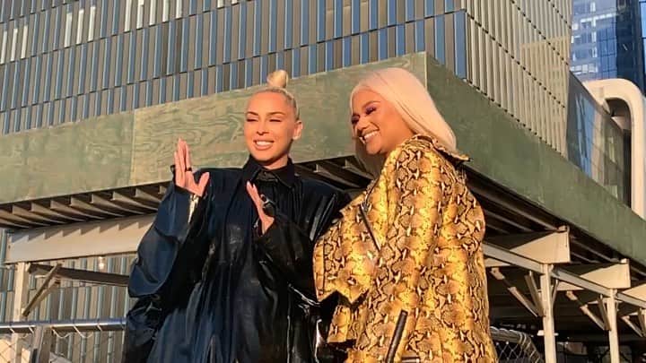 ベロニカ・ベガのインスタグラム：「Listen, no one can get close to my neck... the thought of that shit tickles. @stephlecor over here trynna do a cover girl headshot & my a$$ couldn’t get it together. She was so hype too. 🙈😭」