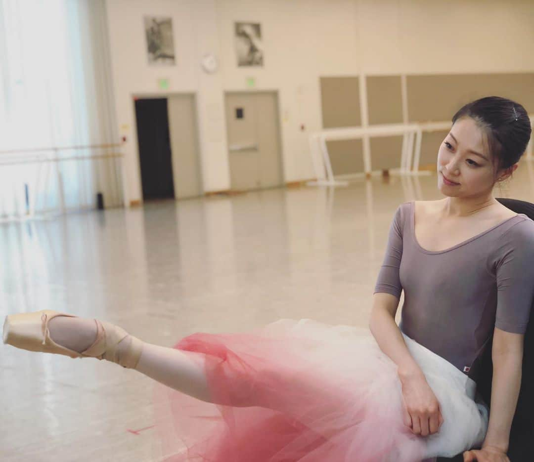 倉永美沙さんのインスタグラム写真 - (倉永美沙Instagram)「Putting Cinderella to sleep for now and moving on to learning more new ballets this week. Tempo at SFB is super fast that there is no time to waste! I love how things move here 🌟  シンデレラを数か月寝かせて、今週からはまた新しい作品を習います。サンフランシスコバレエはリハーサルのテンポが速いので無駄にできる時間はなし。ハードだけどこの感じが心地よい。#ballet #ballerina #ballerinalife #happy #happiness #dance #art #幸せ #バレエ #バレリーナ #notimetowaste #rehearsal #travellife #work」9月16日 7時44分 - misakuranaga