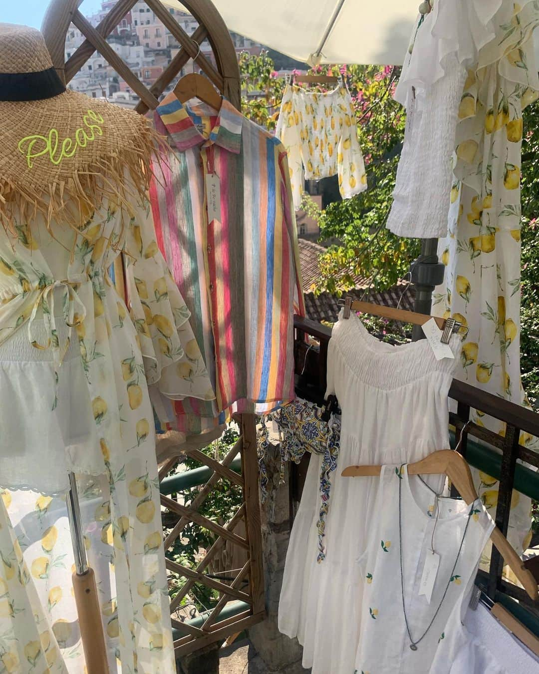 和央ようかさんのインスタグラム写真 - (和央ようかInstagram)「Love Positano fashion 👗❤️💕🇮🇹 Very summery  ポジターノファッション好き❤️🇮🇹素材も軽くて着やすく色も本当に綺麗😍2枚ともmade In Positano 他にもちょっと🙄🙄🙄 好き過ぎて買い過ぎたかな🙄思いっきり夏モノだが、NYはこれから秋冬になるのに大丈夫か私🙄😬NYのお家はNYなのに何故か夏モノがかなり多い🙄😅🤣😬 #takakoworldstylin🌎  #lifestyle #italy 🇮🇹 #Positano #yolawao #positanofashion #和央ようか#イタリア #ポジターノ」9月16日 7時46分 - yokawao0215