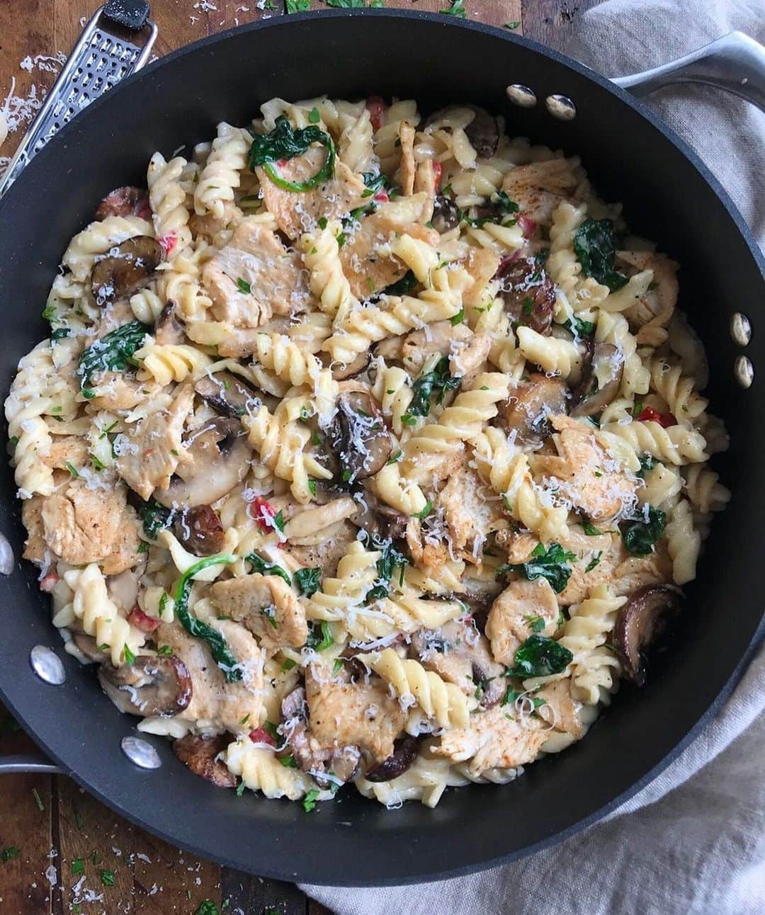 Easy Recipesさんのインスタグラム写真 - (Easy RecipesInstagram)「Creamy Chicken and Mushroom Pasta, a great weeknight recipe idea for your family! Tap the link in my bio for the full recipe.  https://www.cookinwithmima.com/creamy-chicken-and-mushroom-pasta/」9月16日 7時53分 - cookinwithmima