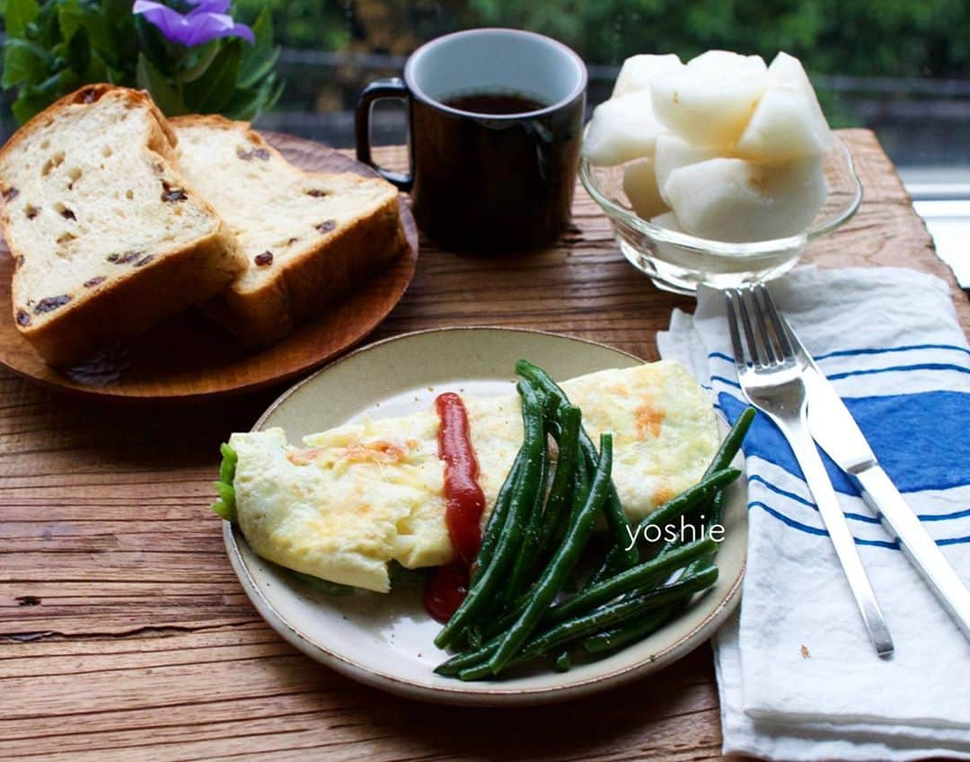 草間淑江さんのインスタグラム写真 - (草間淑江Instagram)「おはようございます！ ９月１６日の朝は、ぶどうパン、ほうれん草とチーズのオムレツ、インゲン、梨。 今朝もパン。 昨日立ち寄った帝国ホテルガルガンチュワで購入したぶどうパン。 焼いて、バターをつけていただきました。 オムレツはほうれん草とチーズたっぷりです。 インゲンもシャキシャキで美味しかった！ パンとコーヒーで休日の朝でした。 ご馳走様でした。 みなさま敵な1日をお過ごし下さい❤️ ・ #朝食#ぶどうパン#パンとコーヒー#オムレツ#ほうれん草とチーズ#3連休最終日#みなさま素敵な１日を」9月16日 7時58分 - yoshie_kusama