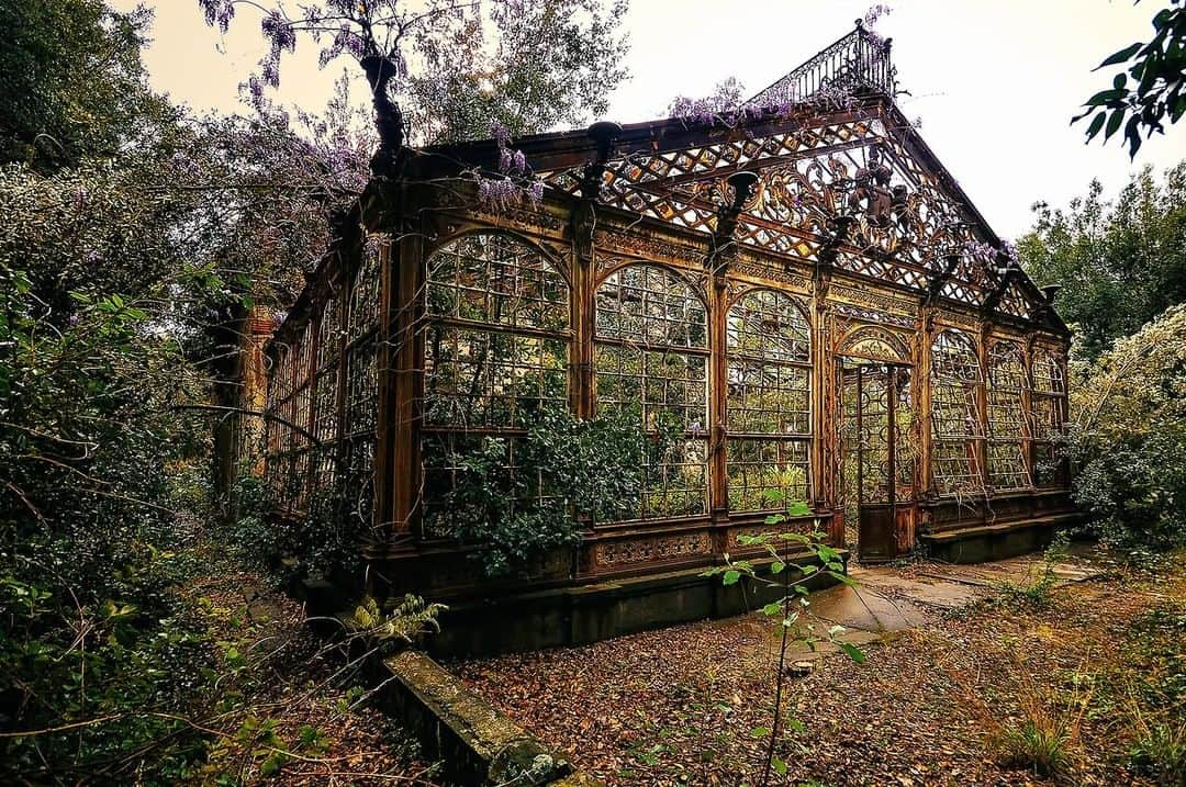 Abandoned Placesさんのインスタグラム写真 - (Abandoned PlacesInstagram)「Abandoned Victorian style Greenhouse, location unknown.」9月16日 8時00分 - itsabandoned