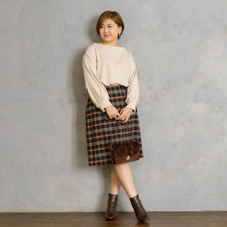 Alinoma公式さんのインスタグラム写真 - (Alinoma公式Instagram)「ㅤㅤㅤ ■Alinomaの秋色スカートコーデ ㅤ 秋らしいチェック柄のラップ風スカートとフェミニンなブラウスを、トレンドのブラウン系でまとめてみました。通勤にもぴったり！大人の秋ファッションを楽しもう♡ ㅤㅤ ————*coordinate *———— ㅤ *スカート：#フルール →LL～5L展開 ㅤ *プルオーバー：#Rose Tiara →L〜3L展開 ㅤ *バッグ：#earthmusicandecology ㅤ 〉〉モデル：珊瑚 @ai0623888 →3Lサイズ着用／167cm ㅤㅤ ⇒気になった商品の詳細はプロフィールのURLにありますよ♪ @alinoma_official  URL 〉〉https://bit.ly/2KAEba4 ㅤ ㅤ #アリノマ  #ぽっちゃり #ぽっちゃりコーデ #ラファコーデ #秋ファッション #ぽちゃかわ #今日のコーデ  #ブラウン #大人 #チェックスカート #大きいサイズ #着痩せコーデ #秋色 #ぽっちゃりさんと繋がりたい  ㅤ #alinoma #instagood #plussize #summer #plussizemodel #plussizefashion ㅤ」9月16日 8時00分 - alinoma_official