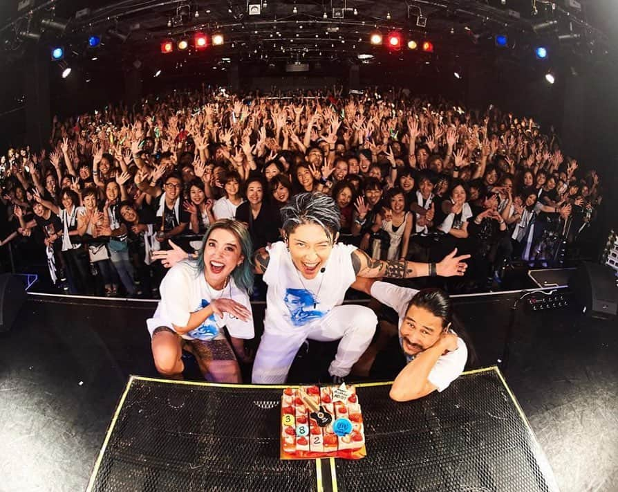 雅-MIYAVI-さんのインスタグラム写真 - (雅-MIYAVI-Instagram)「Tokyooooooo‼️w/ Fan Club #MYVCREW members. WAS FUN! And thank you all for your sweet bday messages. I promise to dedicate myself to keep challenging so that I can share the excitement with you 🙏🏻🙏🏻 東京！ファンクラブ限定ギグにて😃楽しかったね！！！！リクエスト曲、沢山演奏しました！ボボくんも頑張りました🙌🏻🙌🏻😆ジュエリも参加＆サッシャもMCダンケシェン！ステージでも言いましたが、皆にワクワクを届けられるように、いくつになっても挑戦し続けたいと思います。ここからヨーロッパ〜アジア、そして１２月、日本！また会える日を楽しみにしています✋🏻✋🏻😘💯 #Repost @miyavi_staff HAPPY BIRTHDAY 🥳 @miyavi_ishihara 🎉🎉 9.15 Birthday Live 2019 @liquidroom_ebisu  Thanks everyone for a great night!!🙏 ．  Next Up! EUROPE!! 🇫🇮 🇬🇧 🇫🇷 🇪🇸 🇨🇭🇳🇱🇩🇪🇭🇺🇷🇺 ． Photo By: @keecoroma ． 【リリース情報】 MIYAVI NEW ALBUM 💿 NO SLEEP TILL TOKYO 7.24 Release⬇️⬇️ https://umj.lnk.to/miyavi_nsttPR ． 【ライブ情報】 MIYAVI “NO SLEEP TILL TOKYO” World Tour 2019 . 10/05 - Helsinki | Tiivistamo 10/06 - London | Islington Assembly Hall 10/08 - Paris | O’Sullivans Backstage By The Mill 10/09 - Bordeaux | Rock School Barbey 10/10 - Barcelona | Salamandra 10/12 - Geneva | Moulin Rouge 10/13 - Lyon | Le Transbordeur 10/15 - Amsterdam | Melkweg 10/16 - Cologne | Essigfabrik 10/17 - Berlin | Columbia Theater 10/21 - Budapest | Barba Negra Music Club 10/23 - Moscow | Glavclub Green Concert 10/24 - St. Petersburg | Aurora Concert Hall November: ASIA December: JAPAN ． MYV CREW Exclusive MIYAVI Birthday Live 2019 ． 9月15日(日) 恵比寿 LIQUIDROOM . MIYAVI ファンクラブ ”MYV CREW” 2019年度会員受付中！！ MIYAVI Fan Club“ MYV CREW” 2019 Membership Admission and Renewal Information  ご入会方法は⬇️ http://myv382tokyo.com/myvcrew/about.html ． ． #MIYAVI #NoSleepTillTokyo #NSTT #UnderTheSameSky #DAOKO #千客万来 #SenkyakuBanrai #Diner #ninagawamika #蜷川実花 #MYVCREW #NorthAmerica #USA #CANADA #MEXICO #EUROPE #ASIA #JAPAN #live ．」9月16日 8時07分 - miyavi_ishihara