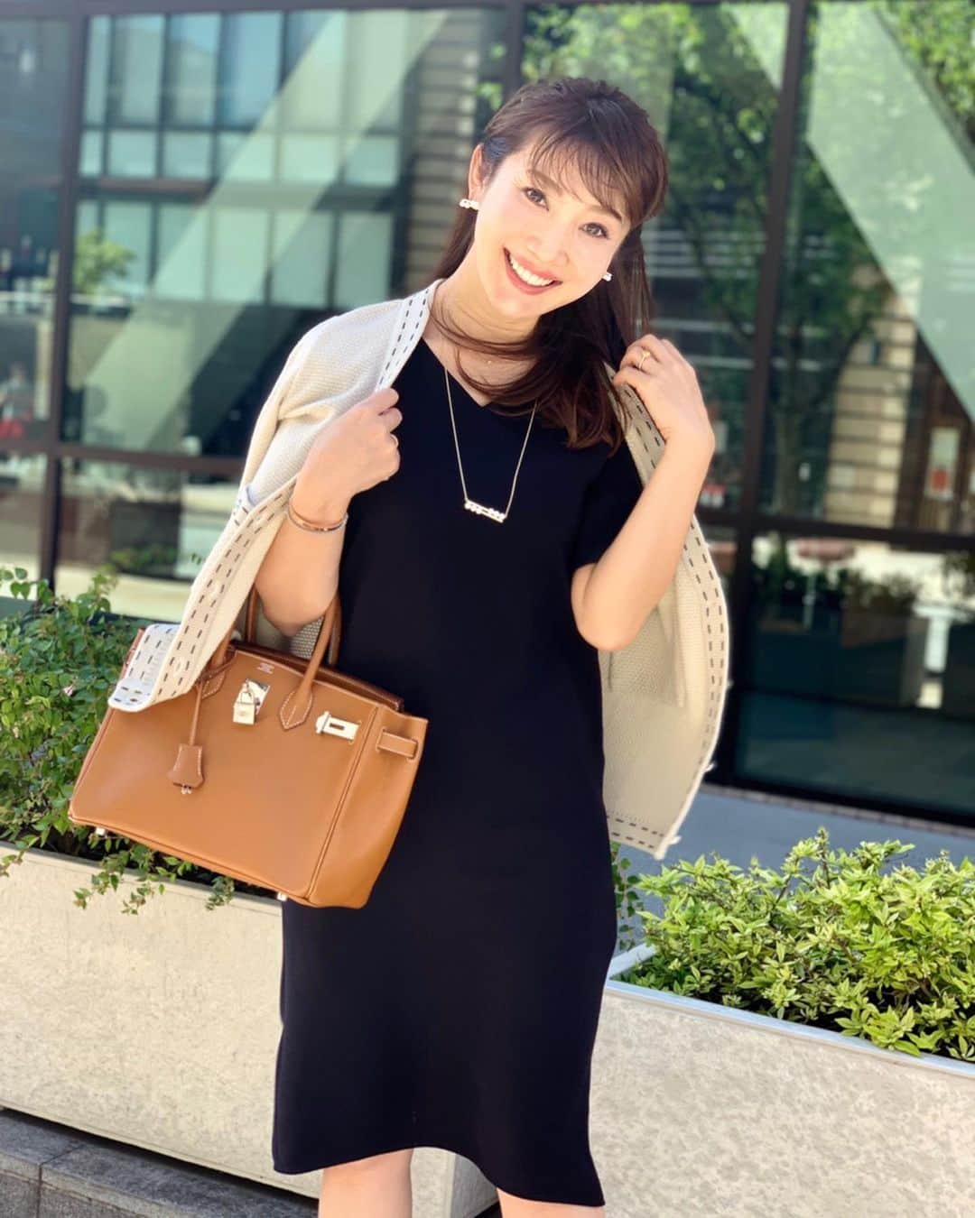 のインスタグラム：「・ ・ 敬老の日の連休˚⁎⁺˳✧༚ お天気にも恵まれた静岡でした！ ・ カーディガンは今日発売の新作♡ 宜しければチェックしてくださいね･:*.:+ ・ onepiece→#blenheim  cardigan→#lialapg bag→#hermes  accessories→#liala ・ #cardigan #coordinate #outfit #ootd #look #style #fashion #wardrobe #instagood #instafashion #ママコーデ #ママコーディネート #ママファッション #カーディガン #コーディネート #ファッション」
