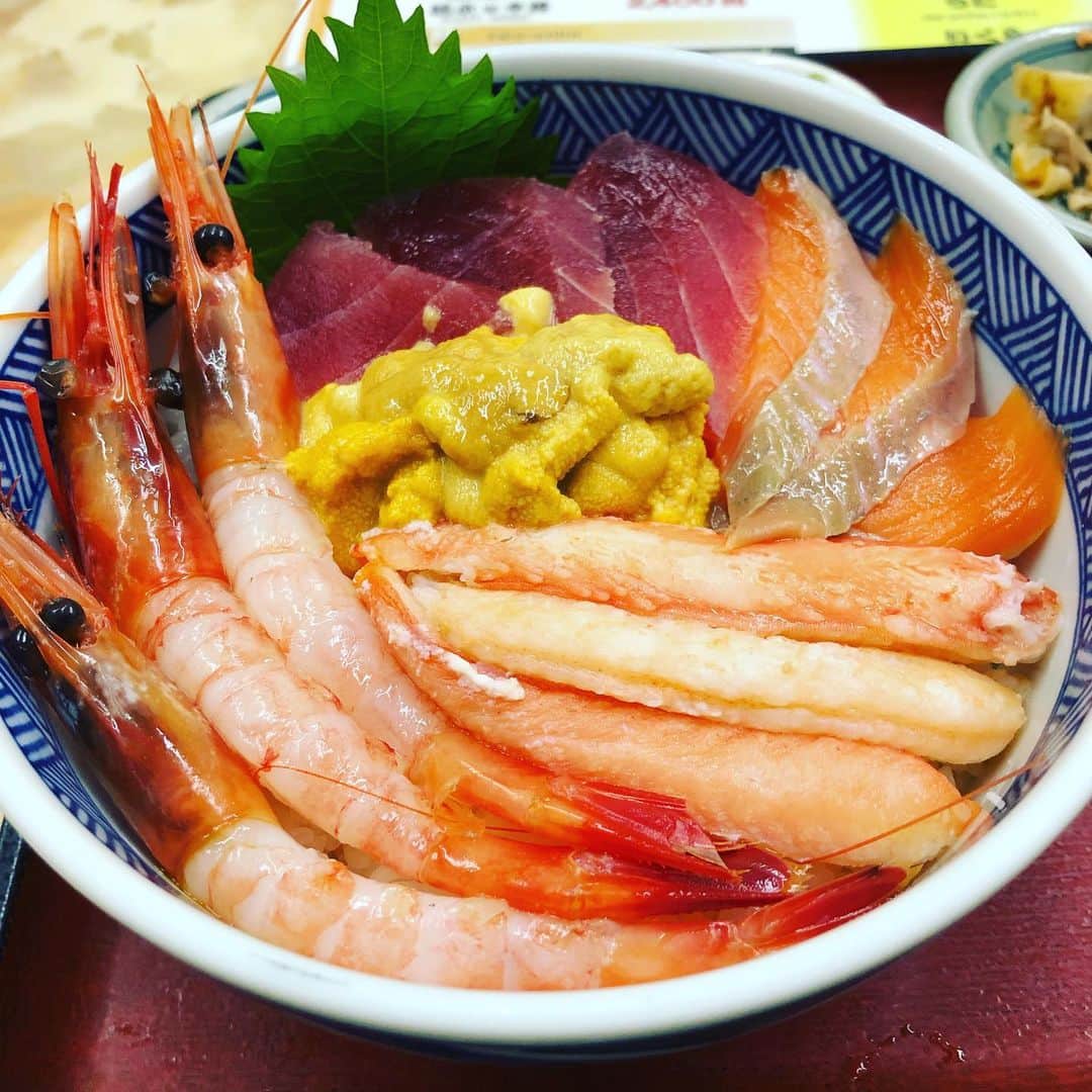 吉岡世起さんのインスタグラム写真 - (吉岡世起Instagram)「苦手な早起きをして朝市へ 函館と言えば海鮮でしょ！ お好み丼のある店へ 美味かった〜 さぁ今日は函館大会楽しませてくれるかな #STRONGHEARTS #海鮮丼 #w_1 #函館」9月16日 8時23分 - seikiyoshioka