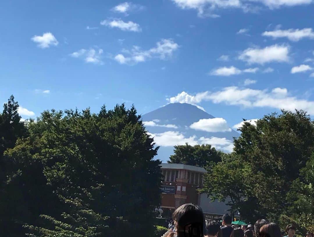 haruさんのインスタグラム写真 - (haruInstagram)「2019 09 16 月曜日  三連休の昨日 暑い一日でした。 久しぶりに御殿場アウトレット へ もの凄い人…外国人多し 😅 #fauchon にて 何故か甘いものばかり 🐽(笑) * 富士山がくっきり 綺麗だったなぁ♡ * もう何年もパーカー探し 今年もイイやって 思ってたら #hellyhansen  の スウエット残り1着しかも 激安🤗(パーカーではないけど) 良い買い物出来ました さて 三連休 最終日 雨だけど ゆっくり過ごすのも よいね  仕事行って来ます🙄 * * #御殿場プレミアムアウトレット #御殿場#パン屋巡り #パン好き#富士山#アウトレット戦利品 #ヘリーハンセン #お買い物#静岡#三連休#秋 #fauchonparis #gotenba #shizuoka #japan #hellyhansen #fuji#fujisan🗻」9月16日 8時19分 - shoco132102