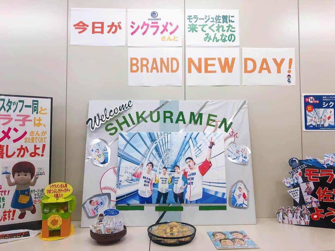 DEppaさんのインスタグラム写真 - (DEppaInstagram)「. . 『BRAND NEW DAY』リリースイベント 2日目 #モラージュ佐賀 . 本日はめちゃくちゃお世話になっている モラージュ佐賀さんでリリイベをさせて頂きました！ 1回目も2回目も大盛り上がりでした！✨ やっぱり佐賀は、九州は熱いなぁ〜！ いつ来ても温かく迎えてくれて大感謝です！ 何年経ってもこうしてライブができるのは ファンのみんな、関係者の皆様のおかげです！ 感謝の気持ちを忘れず、これからも歌い続けます！ また〝すぐ〟帰って来るからねーッ！ . 日本一応援してくれていると言っても過言ではない #宮脇書店 さん！今回の楽屋も感動しました！ さらに、宮脇書店さんの店舗入口には シクラメンの過去作品のポスターが 今も飾られています。ほんと、泣けます。 石橋さん！いつもありがとうございます！ 次回作でも必ず帰って来ますね！ これからも宜しくお願い致します！ . さぁ！次のライブは 今週水曜日！ 『BRAND NEW DAY』の発売日！ 場所は東京#スカイツリー です！ 時間は18:30から！観覧は無料です！ 平日ではありますが、発売日です！ どうか一緒にお祝いして下さい！ 思いっきり盛り上がってパァ〜ッとド派手に！🎉✨ 楽しみましょうねーーーッ！✨🍀 . #シクラメン #シクラ族 #シクライブ #BRANDNEWDAY #TBS #プロ野球 #SAMURAIBASEBALL #白熱 #手のひらたたけば #大田区 #はねぴょん #ようかい音頭 #日野日出志 #絵本 #music #佐賀 #九州 #愛してます #ありがとう #感謝 . . ◼️今日のライブ中に生まれた桃の名言 . 「僕が世界一好きなサッカー選手、 フェルナンド・トーレス選手がいる 佐賀と言う国が大好きです！」 . え？ 国？ 佐賀国？？？w .」9月16日 19時18分 - deppa_shikuramen