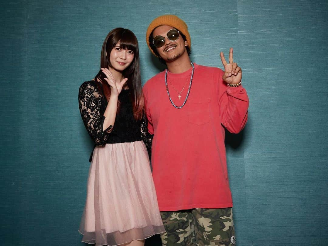 小鳩ミクさんのインスタグラム写真 - (小鳩ミクInstagram)「BrunoMars様のライブを見にVegasへ行ってきましたっぽ🕊 I went to @BrunoMars 's concert po!! Sooo amazing !!!! もうとにかく全てが完璧でとても楽しすぎて感動しましたっぽ！！本当に世界最高のエンターテイメントでしたっぽ🕊✨ 一緒にお写真も撮っていただいたっぽ！！ライブ中に投げられたタオルをゲットしてしまってびっくりっぽ⭐︎ BAND-MAIDもブルーノ様のように世界最高のエンターテイメントなお給仕で世界征服へむけ頑張るっぽー！！！🕊 #brunomars #24kmagic #lasvegas  @brunomars #bandmaid」9月16日 19時19分 - kobatomiku