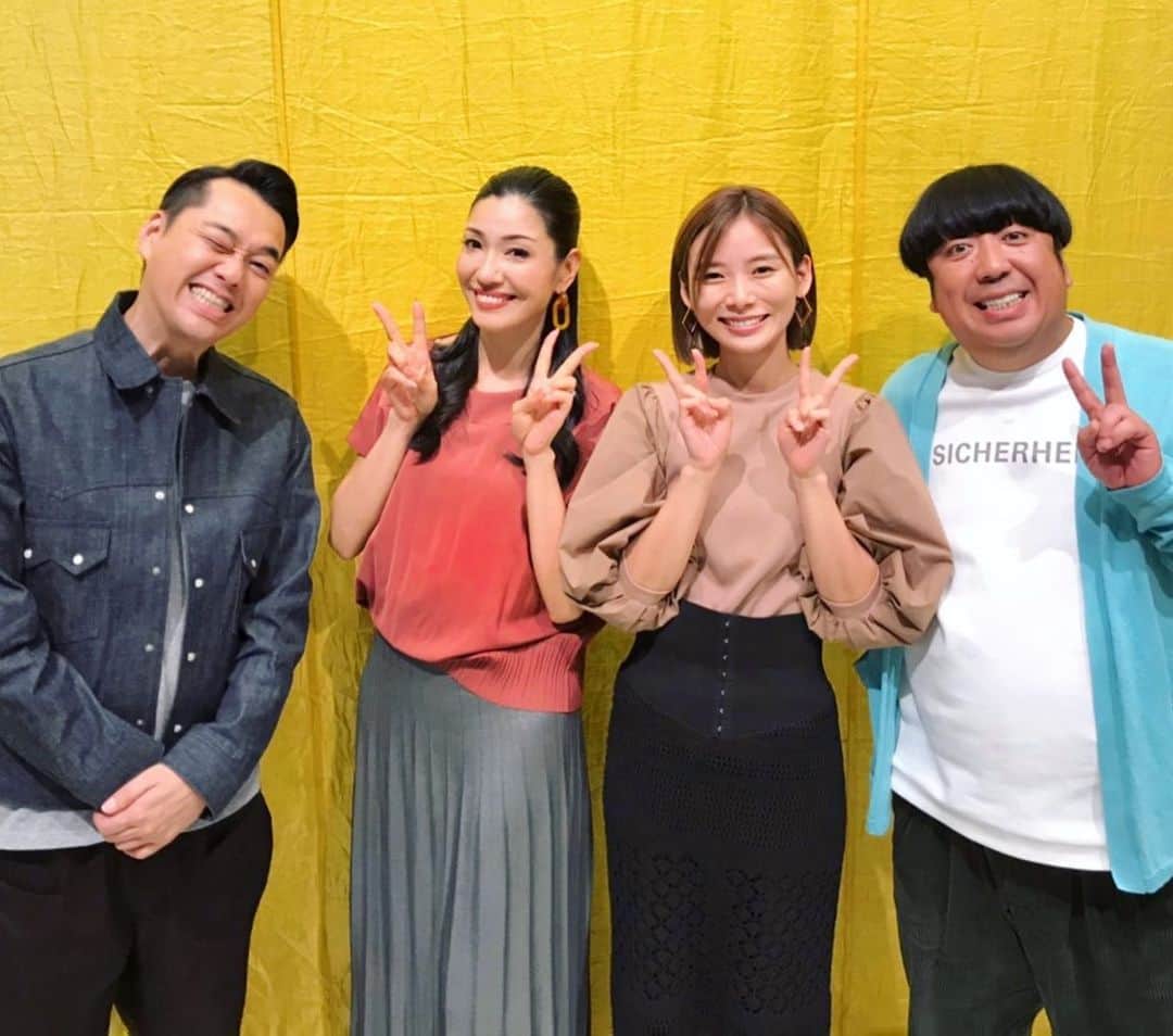 のインスタグラム：「優しくて楽しいバナナマンのお二人と、人気者で可愛い朝日奈央ちゃんと❤️ おいしそうな番組で、お腹ペコペコになりました！ 。 #何気に日村さんとは初共演でした！ #とっても平和なエネルギーのノホホンとした四人🕊 #すっかり秋色な衣装で✨」