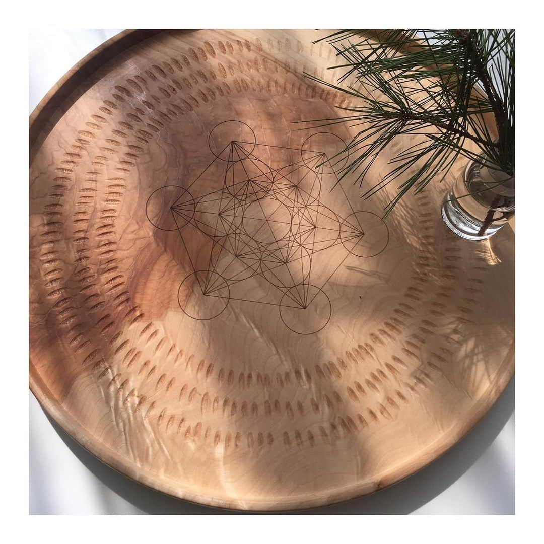 MICHIRUさんのインスタグラム写真 - (MICHIRUInstagram)「Beautiful  hand made tray✨✨✨ . とちの木の素材を生かして丁寧に つくられた come to @cometo0413  さんのお盆✨✨✨ . なんと驚いた事に作っていただいた横山さん @katsuma6845 は同業でした👀 細かく丁寧な手作業はなんとなくメイクの世界にも通じるものがあって独創的で美しくエネルギー溢れる作品です✨✨✨ 今月6日に撮影でもらったたくさんの薔薇。 他の場所の薔薇は全部枯れたのだけどこのトレイに置いた薔薇だけまだ枯れていないの。ちょっと不思議🥀 . ここからまた色の変化を楽しみながら使っていこうと思います。  素敵なものとものが繋ぐ出会いに感謝。 ももちゃん、繋げてくれてありがとう〜🙏 . #cometo  #fruitoflife  #フルーツオブライフ #神聖幾何学 #メタトロンキューブ #photooftheday #満ちるライフ」9月16日 19時12分 - barbiemichiru