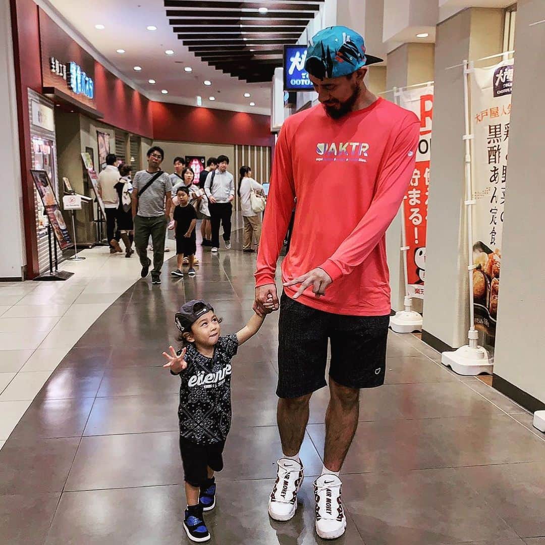 眞庭城聖のインスタグラム：「Spend dayoff with my kids😎  #aktr #kids #family #dayoff  #kicks #sneaker #airmoremoney  #airjordan1 #nike #stancesocks」