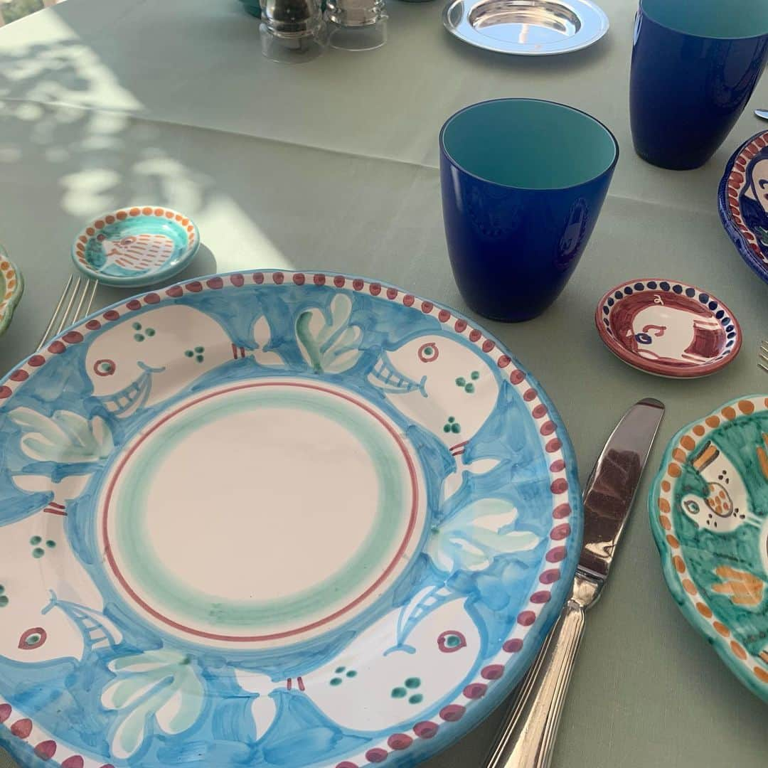 和央ようかさんのインスタグラム写真 - (和央ようかInstagram)「Just Love these plates❤️💕😍 カプリ島やポジターノのセラミックはとにかく 可愛い😍❤️❤️セラミック好きにはたまらない😘でこれらのパターンを取り扱っているお店でゲット👍しかし、肝心のお料理は？🙄😅🤣しかも収納場所も...🙄😅🤣 #takakoworldstylin🌎  #lifestyle #italy 🇮🇹 #positano #ceramics #yokawao#mostromantic #イタリア #ポジターノ #和央ようか」9月16日 19時12分 - yokawao0215