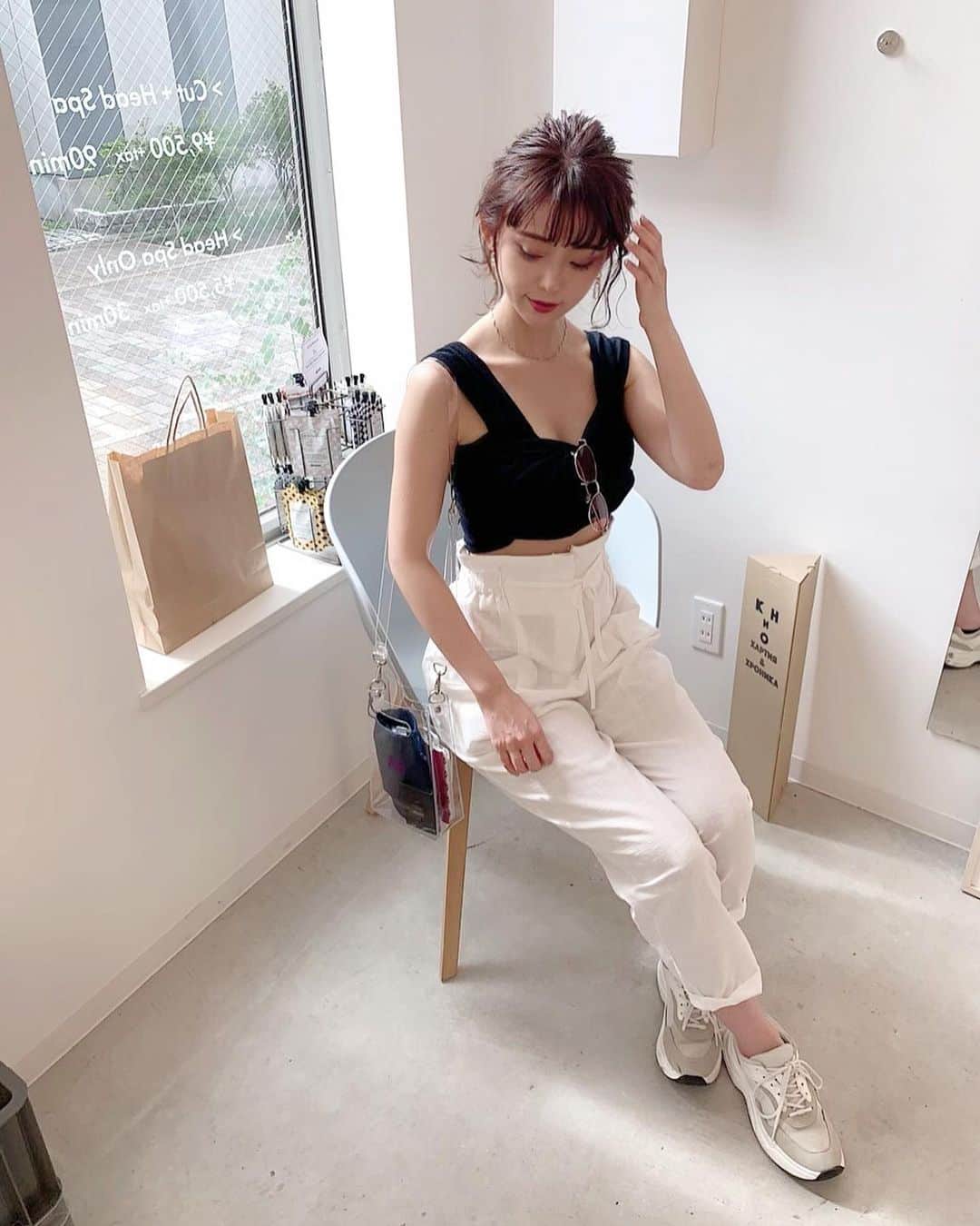 林村ゆかりのインスタグラム：「昨日の#ウルトラジャパン の格好😂  尊敬している方からお誘い頂き、VVIPでしっかりエンタメを勉強させていただきました🙏来年は自分でも来れるくらい頑張りたいな！ ⠀ ⠀ ⠀ #ultraootd #ultrajapan #ウルトラ2019#クリアバッグ #スニーカーコーデ #パーティーコーデ #フェスファッション #ootd#ootd#コーデ#コーディネート#美容#美容好き#ファッション ⠀ ⠀ ⠀」