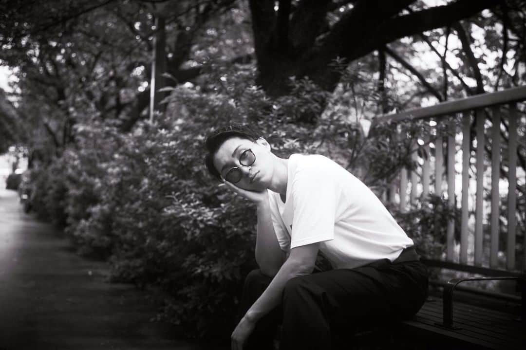 のインスタグラム：「head feels heavy (頭って重ーい)  #太田プロ #お笑い #芸人 #ロングアイランド #の #日常 #モノクロ  #写真 #life #style  #nature #photo #fashion  #love #me #good #morning」