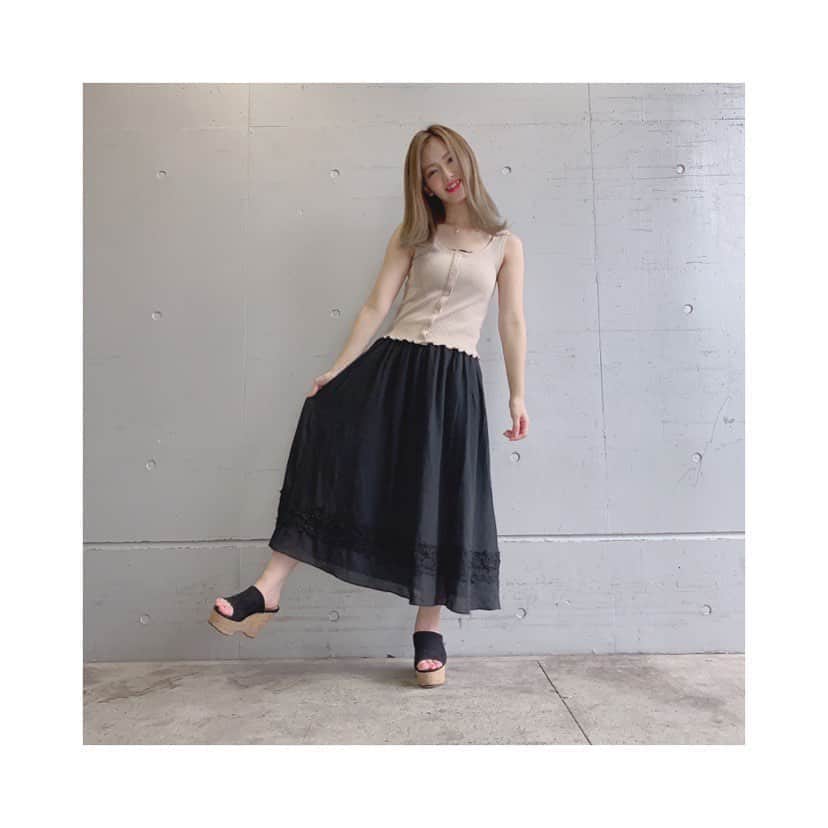 森田彩花のインスタグラム：「まだ夏ゃでぃ🌞🌴🌺 ． 着るタイミング逃しててやっと着れた💛 #amiuuwink のスカート🖤 何にでも合わしやすくて可愛い🖤 ． #ootd #todayscode #amiuuwink #gal #ギャル #ギャル好き #ギャル好き集まれ #コメよろ #いいねよろ」