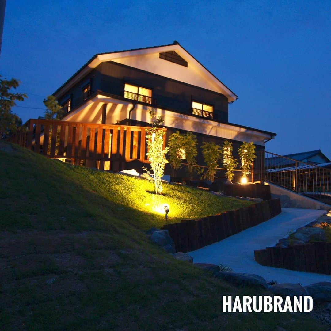 デザイナーズ住宅会社ハルブランドのインスタグラム：「こんにちは🏠 . . . HaruBrandの夜のお家セレクション🌠🌠🌠 . . . 毎日疲れた心身に癒しはいかがでしょうか？？🌴🌴🌴 . . . お家でリゾートライフ🌴🌴🌴 . . . . . . ▶︎▶︎more photos...@harubrand . . . #harubrand #ハルブランド #工務店 #新築 #リフォーム #リノベーション #注文住宅 #住宅 #設計 #自然素材 #無垢 #家づくり  #マイホーム  #インテリア  #リビング #リビングダイニング #間取り #マイホーム計画 #マイホーム計画中の人と繋がりたい #パッシブデザイン #instahouse  #知立 #刈谷 #安城 #リゾートライフ #マイホーム計画中の人と繋がりたい #オープンハウス #外構 #ガーデン #照明プランニング #中庭」