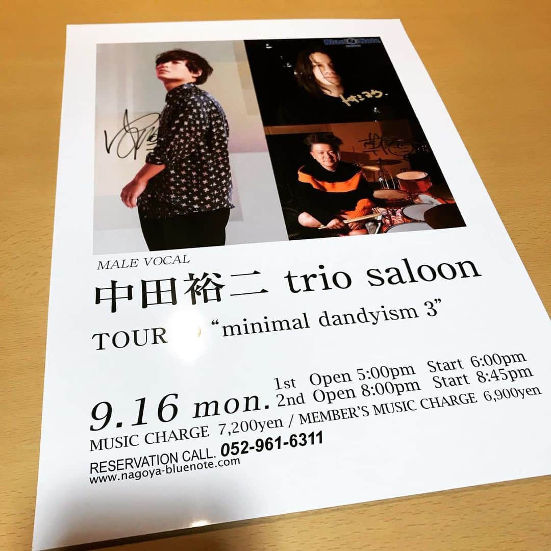 朝倉真司のインスタグラム：「3年半振りくらい？の中田裕二trio saloonツアー。レコーディングにはアルバムの度に参加しているけど、中田くんのライブに参加するのはとても久しぶりな気がする。トオミくんとも長い付き合いだけどライブを一緒にやるのは実は初めて。自由度が高くて、モノトーンだけれどカラフルな後味のライブ。 最近はライブでは何故かドラムをやることが多いのでパーカッションのライブはよりそばに寄っても許される感じでまた楽しい。とは言ってもどこでもやることも考えることも何も変わらないかも。強いて言えば、手で物を叩く方が棒で叩くより何というか素手感があるのでちょっと安心。当たり前。 ビルボードライブ大阪での二公演を終えて名古屋に移動。私お勧めの菊太屋米穀店の目刺し弁当を食する二人。私服もモノトーン。私は黒い服を基本的に持っていない。今日は名古屋blue note公演。まもなく1st stage開演。」