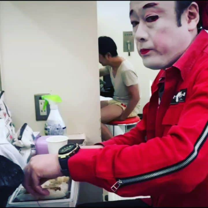 コウメ太夫のインスタグラム：「今日の静岡の楽屋風景後ろにアキラ100%さん風景撮影者ヒロシさんです！チクショー！。#楽屋」