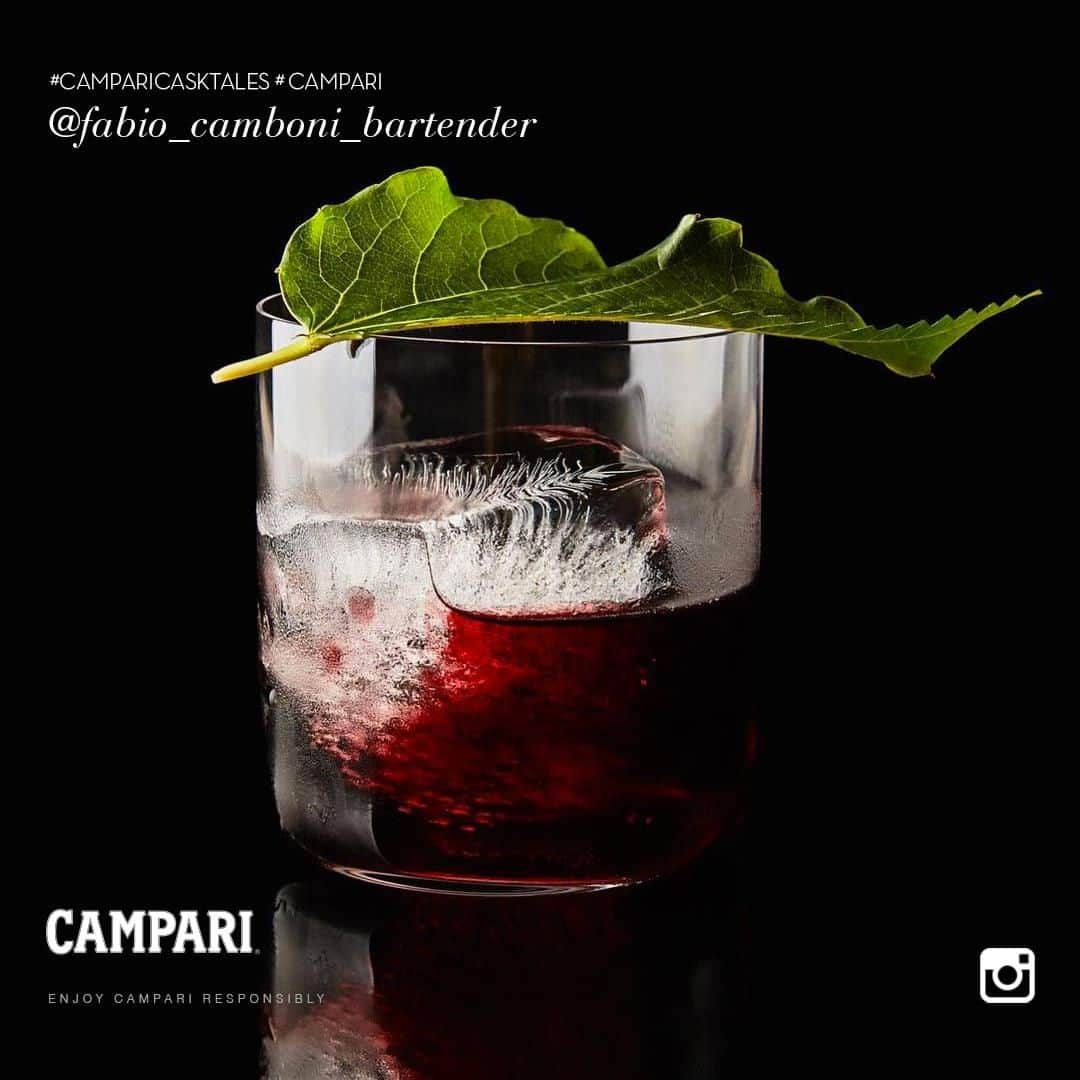 のインスタグラム：「@fabio_camboni_bartender は、素晴らしい技術と秀逸なカンパリカクテルで、#ネグローニ 100周年に敬意を表します。⁠⁠ ⁠ #CAMPARI #アペリティーボ #カンパリレッド #Negroni #ネグローニ #イタリア #カクテル #cocktail #mixology #ミクソロジー #ミラノ #drinks #食前酒 #カンパリ  #N100 #100周年 #お酒 #お酒好き #バーテンダー #bar  #レシピ #ネグローニ ツイスト」