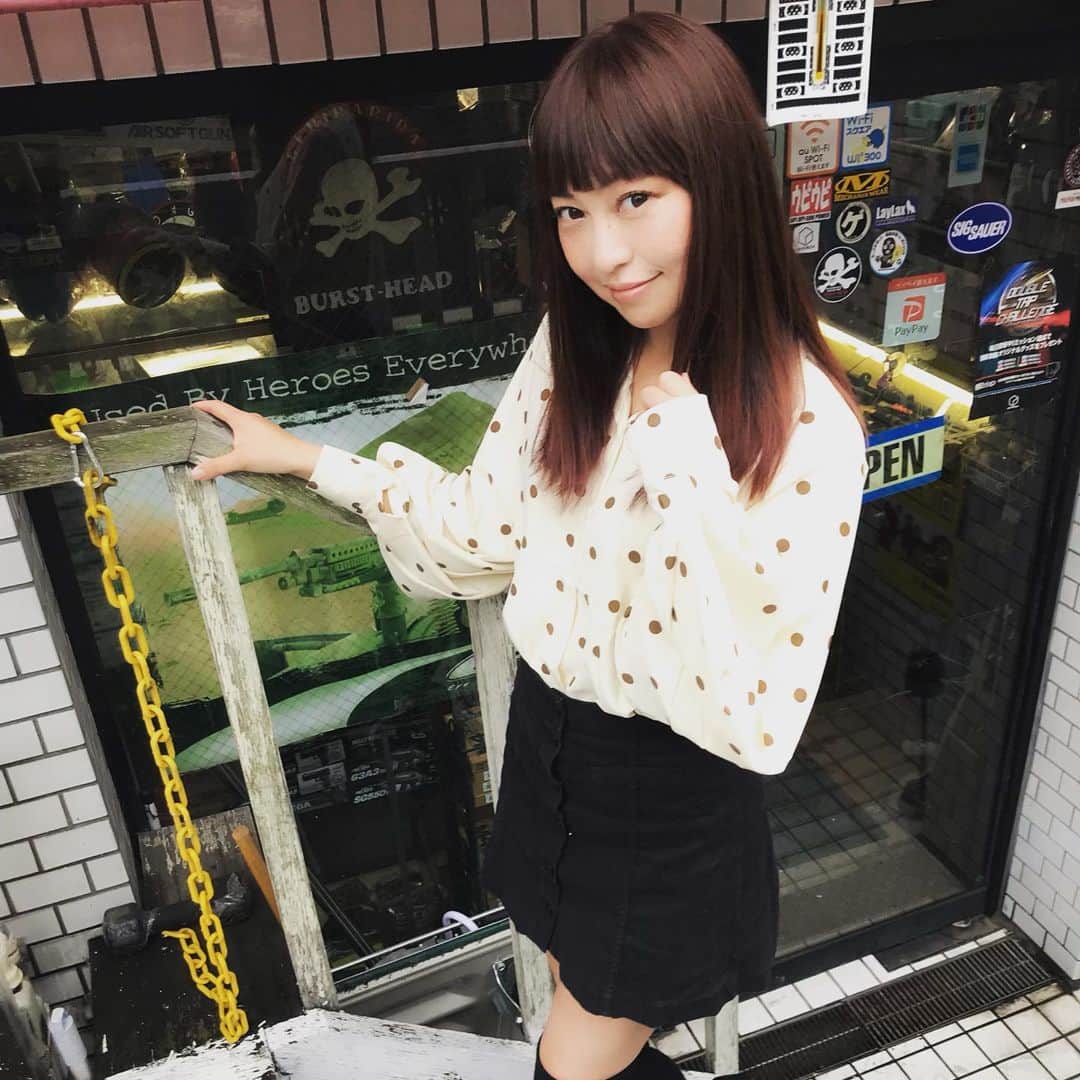 のインスタグラム：「今日はsundayandMondayのガーリーなトップスでVRシューティング大会に参戦してます。生地が柔らかいから動きやすくて良い感じだよ。 最近ちょっと涼しくなってきたからちょうど良いな。  この秋はガーリーに行こ〜っと。 「sundayandmonday」で検索してね  #sundayandmonday #トップス #PR」