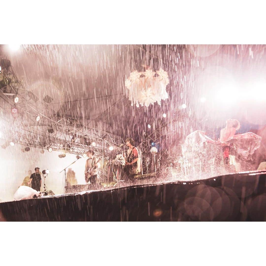 のインスタグラム：「BAY CAMP！！！ 豪雨&強風でいつもの三倍テンション壊れた！！！ まじで観に来てくれた皆凄すぎるし、ハイパーな盛り上がりでやられたわ！！！ キュウソのセイヤちゃんも乱入ありがとう！！！ 皆、優勝👍👍👍 photo by @nekoze_photo  #baycamp #thetelephones ＃キュウソネコカミ」