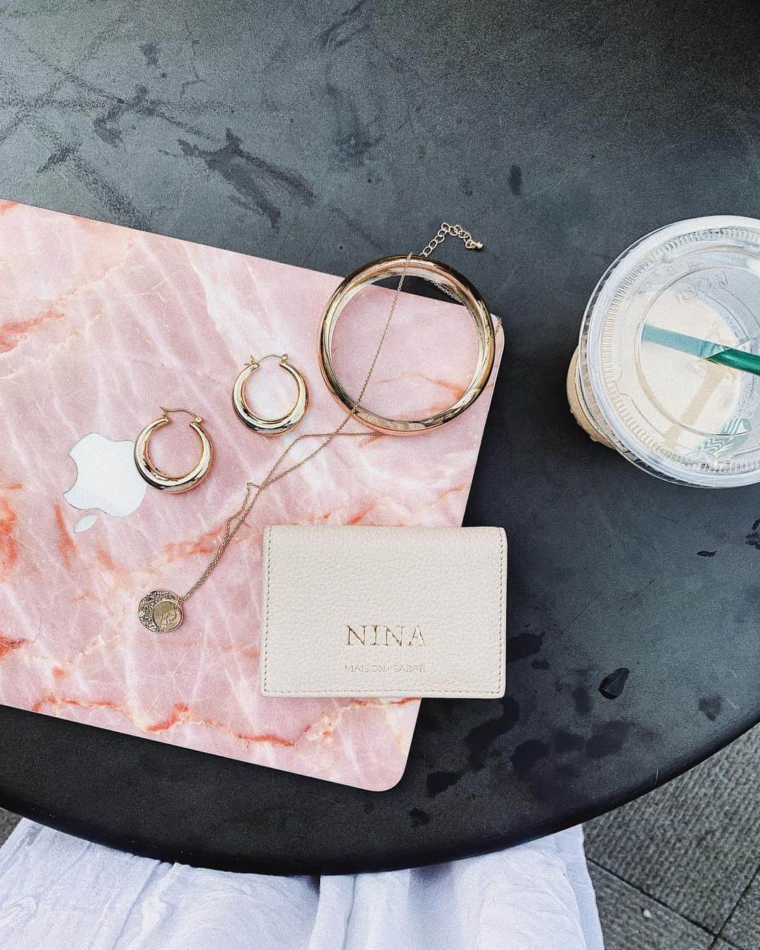 新井ニーニャのインスタグラム：「🕊﻿ ﻿ 𝓷𝓮𝔀 𝓬𝓪𝓻𝓭𝓬𝓪𝓼𝓮 🥀﻿ ﻿ ﻿ @maisondesabre ﻿ NINA5 で5%OFF🦋 ﻿ ﻿ ﻿ #文字入れ #名刺 #名刺入れ #オリジナル名刺入れ #仕事がんばれちゃう #メゾンドサブレ」
