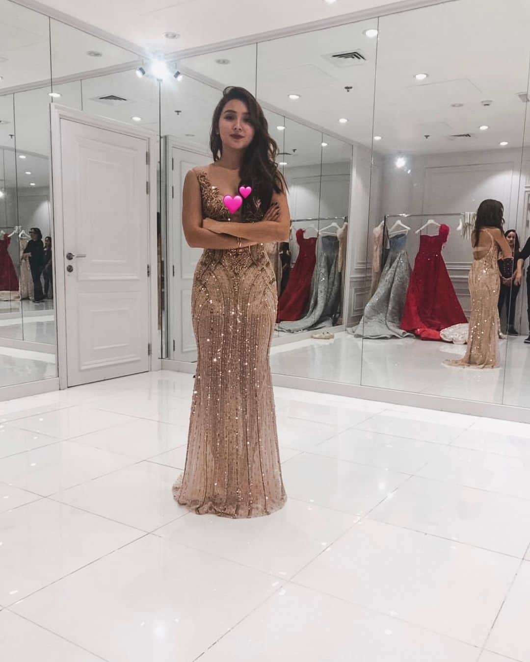 Kathryn Bernardoさんのインスタグラム写真 - (Kathryn BernardoInstagram)「When I visited @michael5inco’s atelier in Dubai, he actually had me try on several dresses to check the best cut, color, and silhouette for me. I fell in love with everything tbh, but in the end we were torn between red or pink (you already know what I chose 😸). I originally requested to incorporate T’nalak prints to make the look very Filipino, and he did so without compromising the signature Michael Cinco aesthetic by mimicking the patterns using Swarovski crystals. 💯 Thank you so much Michael and team for accommodating me despite your very busy schedule and for making our vision a reality! This Filipiniana is everything I wanted and more. I am forever your fan and I could only wish for more collaborations in the future. 💖 Special thanks to @valtaguba as well for helping us out with the fittings and minor alterations! 😘」9月16日 18時08分 - bernardokath