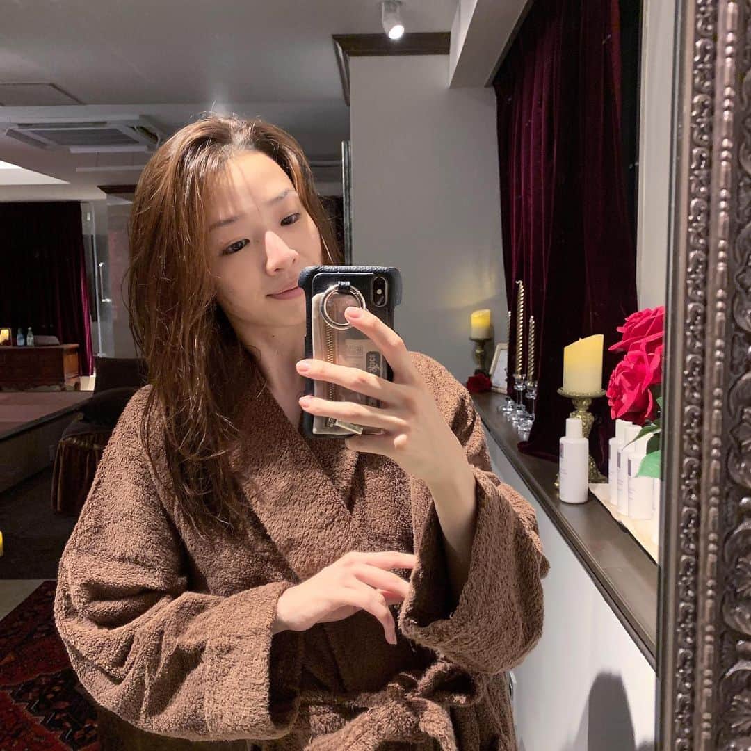 のインスタグラム：「🌹 . 凝りやすいのかす〜ぐ体がばきばきになる私。笑 心と体を特別ほぐしたい時は @salondeprecious . この日もポールシェリーのアロマオイルで 全身ごりごりとほぐして頂き、 終わった頃には脚のむくみもスッキリ取れて、 細〜くなっていました！！！😳 . デコルテや背中にも老廃物が溜まっていたみたいで マッサージ後は鎖骨も肩甲骨もくっきり出たよ〜！！ . 整体を入れつつ施術して頂いたみたい。 (途中気持ちよすぎて寝ていたため記憶がない←) . 巻き肩気味になってしまっていたのだけれど、 呼吸も楽になり、胸が綺麗に開くようになりました✨ ここは、その人の悩みに合わせてケアして頂けるので、 全身ゆだねられるの。信頼感しかない！！ . 即効性もきちんとあるので、 結婚式のような特別な日の前にもおすすめです🧚‍♀️ (ペアで個室予約もできるので、パートナーの方やご家族と一緒でも🥰) . . #salondeprecious#precious#hanare#tokyo#japan#relax#relaxation#massage#treatment#spa#aroma#beauty」