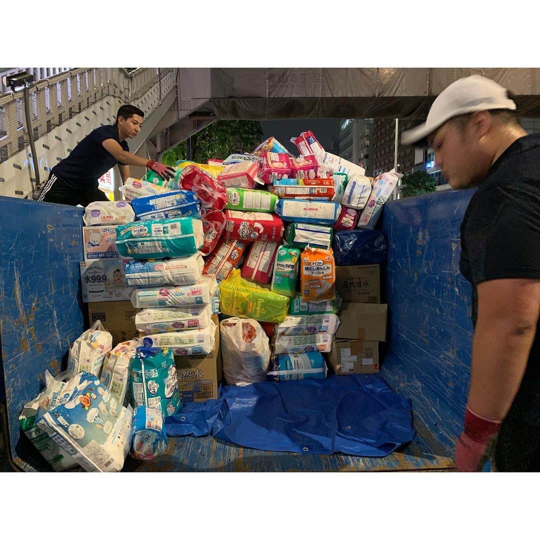 紗栄子さんのインスタグラム写真 - (紗栄子Instagram)「昨日は暑い中、たくさんのかたに物資をお届けていただきまして、心から感謝申し上げます！ 昨日だけでも千人以上のかたが足を運んでくださり、物資も4tトラック15台分ほど集まり、随時被災地へとピストン輸送し、物資を無事に各所に送り届けることができました！  皆さまのご協力に心から感謝致します！！ 個人の力は小さなものですが、一人一人の想いが合わさると、こんなにも大きな力になるということを痛感致しました！  寄付品をお持ちくださった皆様。 仕分けや荷積みを手伝ってくださった皆様。 たくさんの物資をトラックで運んでくださった日本サニテイション株式会社の皆様をはじめ、お車を出してお届けくださった皆様。 そして現地で対応してくださった役所やボランティアの皆様。  皆様の愛と思いやりが被災地の皆様の力になりますように。  そして、先ほど山武市役所のかたと連絡をさせていただき、至急必要としている物資を伺いました。 27日まで断水が続くみたいで、特にお水はあればあるだけ助かりますとのことでした。 郵送でも受け付けてくださるみたいなので、地方の皆様も是非ご協力ください。  山武市役所への支援物資  水  発電機レンタル(100ボルト、200ボルト用) 無償で貸していただけると助かります。  こちらが至急必要としているものです。  さらにボランティアに関しては、相当数の家屋の屋根、瓦が被害を受けているので、修繕に携わることのできる職人の皆様のお力添えをいただければ復旧作業が進められますのでよろしくお願い致します！とのことでした。  皆さま、引き続き支援のほどお願い致します！  山武市役所 〒289-1392　千葉県山武市殿台296番地」9月16日 18時13分 - saekoofficial
