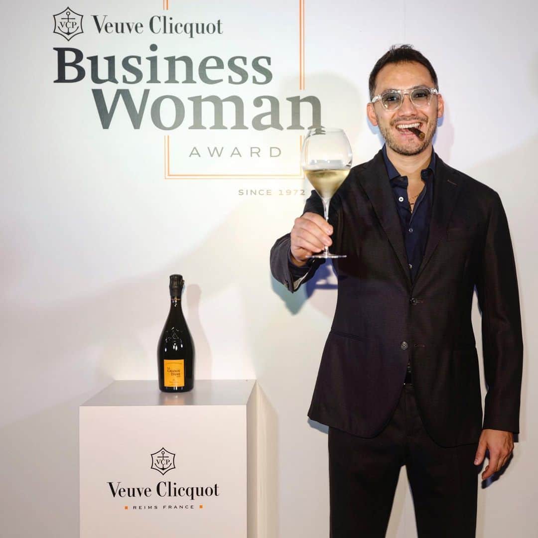 ベリッシモ・フランチェスコさんのインスタグラム写真 - (ベリッシモ・フランチェスコInstagram)「Hello my friends🥂Too much of anything is bad, but too much champagne is just right.😂👍 Francesco Bellissimo chef at “Vueve Clicquot Business Woman Award 2019 and New Generation Award 2019” party in Tokyo. What a magical night! 🍾🥂✨ヴーヴ・クリコの素敵なパーティーに参加させて頂きました。美味しいシャンパンを沢山飲みました。ごちそうさまでした🥂🍾 #ベリッシモ #料理研究家 #francescobellissimo #veuveclicquot #moët #mhdmoethenessy #ヴーヴクリコ #party #receptionparty #partypeople #partyanimal #lagrandedame #champagne #paparazzi #vip #luxurylifestyle #パリピ #moetchandon #celebritychef #tvchef #cheftv #personaggiopubblico #芸能人 #イタリア人 #フランス #enjoylife #masterchef #世界くらべてみたら #イケメン料理人」9月16日 18時20分 - bellissimoyoshi