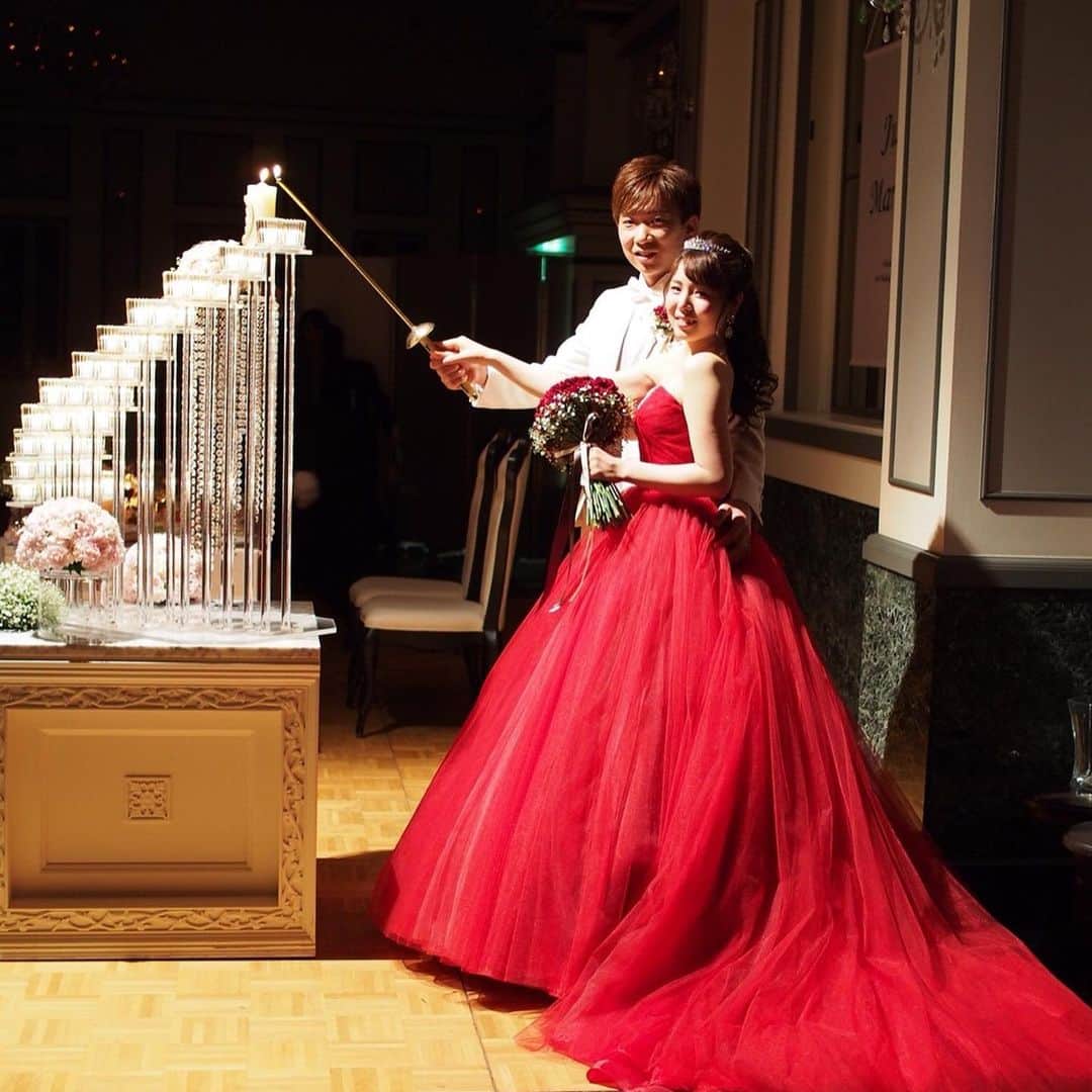 ホテルモントレ横浜のインスタグラム：「♥ ￣￣￣￣￣￣￣￣￣￣ @hotelmontereyyokohama.bridal をフォローしてね＊*. .『 #ホテルモントレ横浜』の タグをつけて投稿してくださいね＊*. .  赤いドレスがとっても似合ってて可愛すぎました😍 キャンドルサービスもやっぱり素敵✨ . . ◆ホテルモントレ公式HPはこちら* ‪https://www.monterey-wedding.jp‬ . #モントレ #モントレ花婿 #dressy花嫁 #プレ花嫁 #marry花嫁 #卒花 #marryxoxo #wedding #weddingceremony #weddingreception #weddingparty #weddingdress #dress #flower #yokohama #日本中のプレ花嫁さんと繋がりたい #結婚式 #パーティー #披露宴 #ホテルウェディング #ウェディングドレス #横浜#モントレ横浜 #横浜花嫁 #みなとみらい#令和婚」
