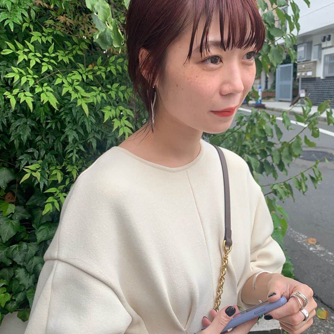 高橋有紀のインスタグラム：「ゆかちゃん赤みブラウンに❤︎ スタイリング剤はジェルタイプを使いました✂︎ #lysanail  ネイルブラックのワンカラーにしてた @lysanail ❤︎」