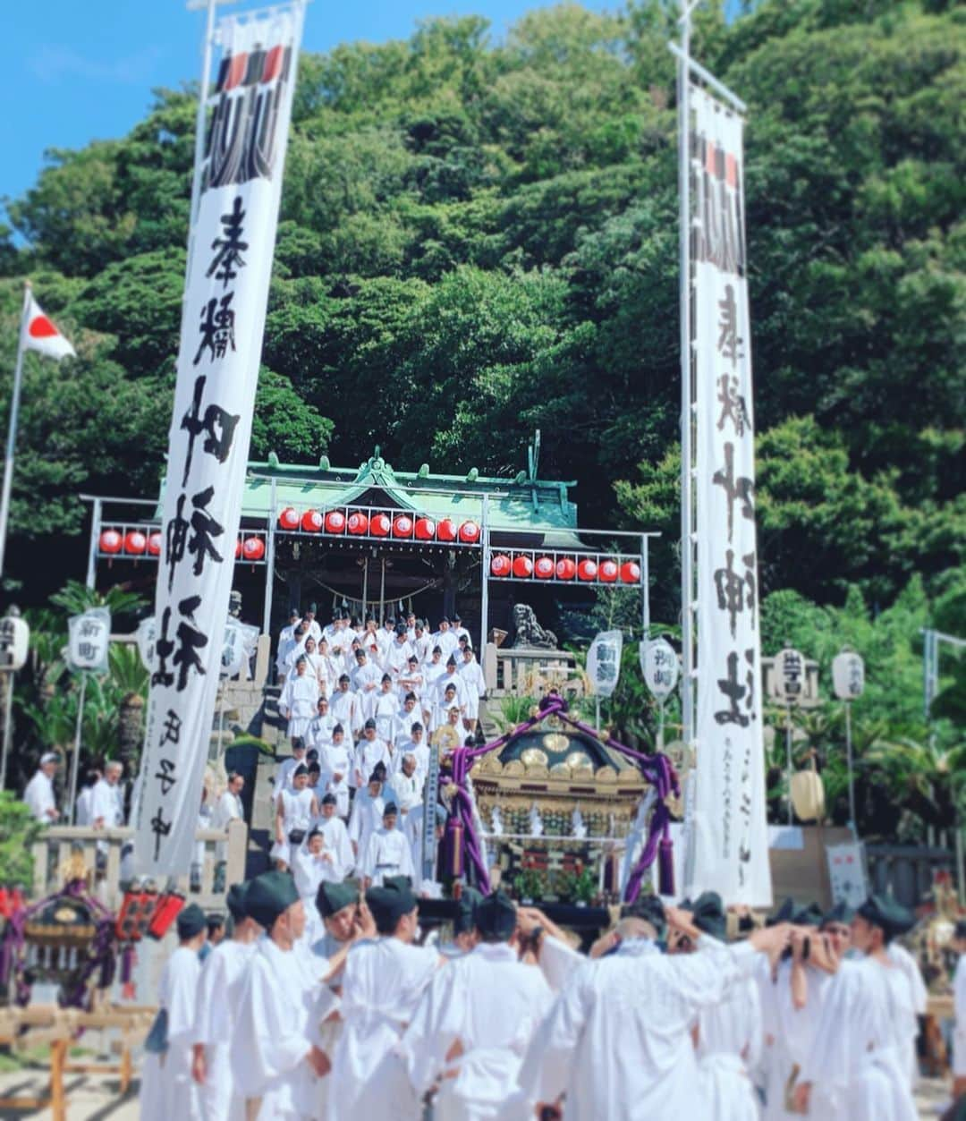 上坂嵩さんのインスタグラム写真 - (上坂嵩Instagram)「実家帰省中。浦賀のお祭り。 ﻿ 父、兄、甥っ子と。﻿ ﻿ この日すぐに名古屋に戻らなければいけなかったため、僕はお祭りには参加できず。﻿ でも、甥っ子の祭り衣装は、僕が小さい頃着ていたものだそう。﻿ ﻿ 距離以上に、少しずつ地元から離れてしまっていることに寂しさも感じますが、だからこそ、名古屋で頑張らなければとも思いました。﻿ ﻿ ﻿ #神奈川 #横須賀 #浦賀 #東叶神社﻿ #メーテレ #ドデスカ #上坂嵩」9月16日 18時27分 - takashi_uesaka_nbn