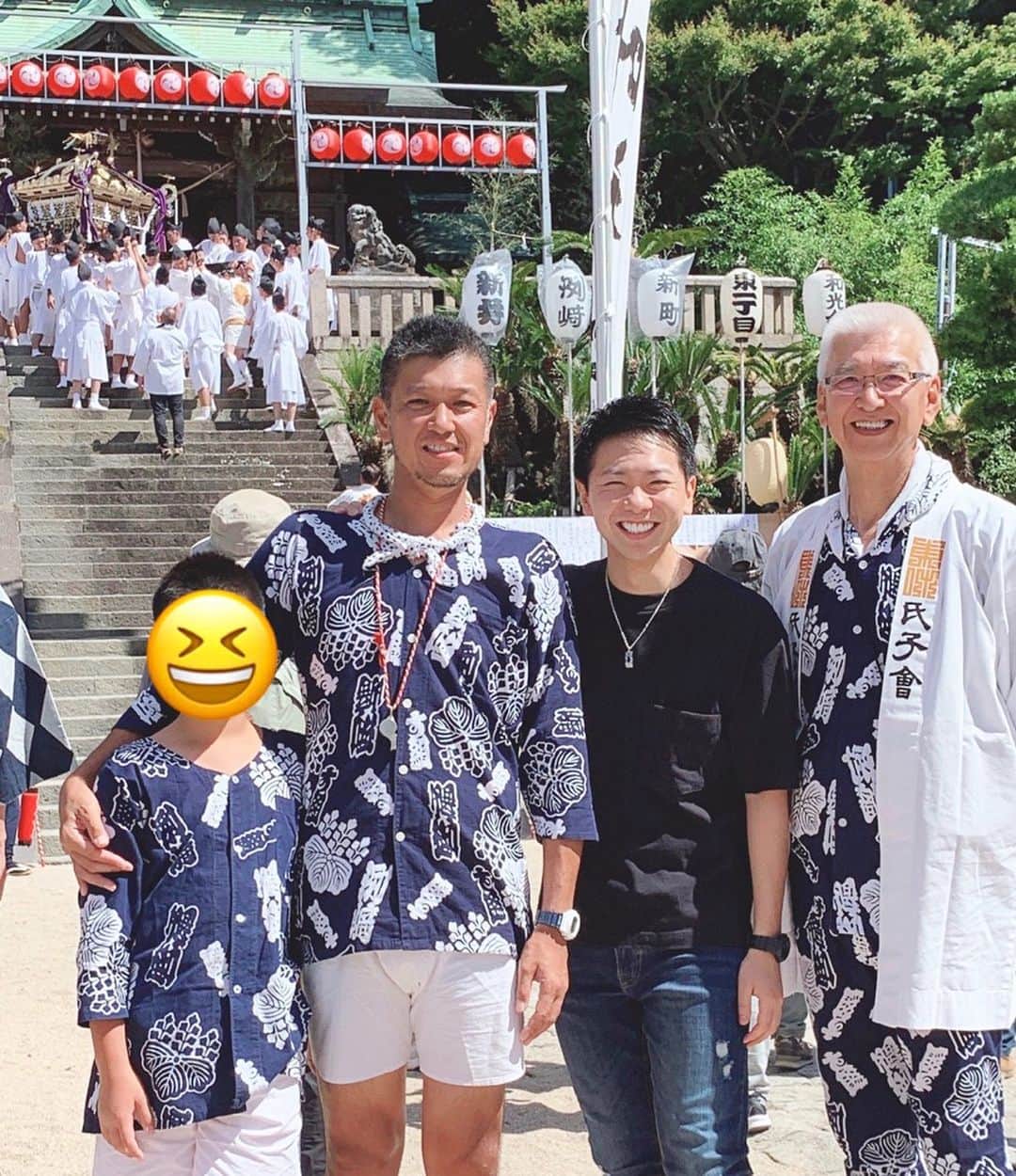 のインスタグラム：「実家帰省中。浦賀のお祭り。 ﻿ 父、兄、甥っ子と。﻿ ﻿ この日すぐに名古屋に戻らなければいけなかったため、僕はお祭りには参加できず。﻿ でも、甥っ子の祭り衣装は、僕が小さい頃着ていたものだそう。﻿ ﻿ 距離以上に、少しずつ地元から離れてしまっていることに寂しさも感じますが、だからこそ、名古屋で頑張らなければとも思いました。﻿ ﻿ ﻿ #神奈川 #横須賀 #浦賀 #東叶神社﻿ #メーテレ #ドデスカ #上坂嵩」