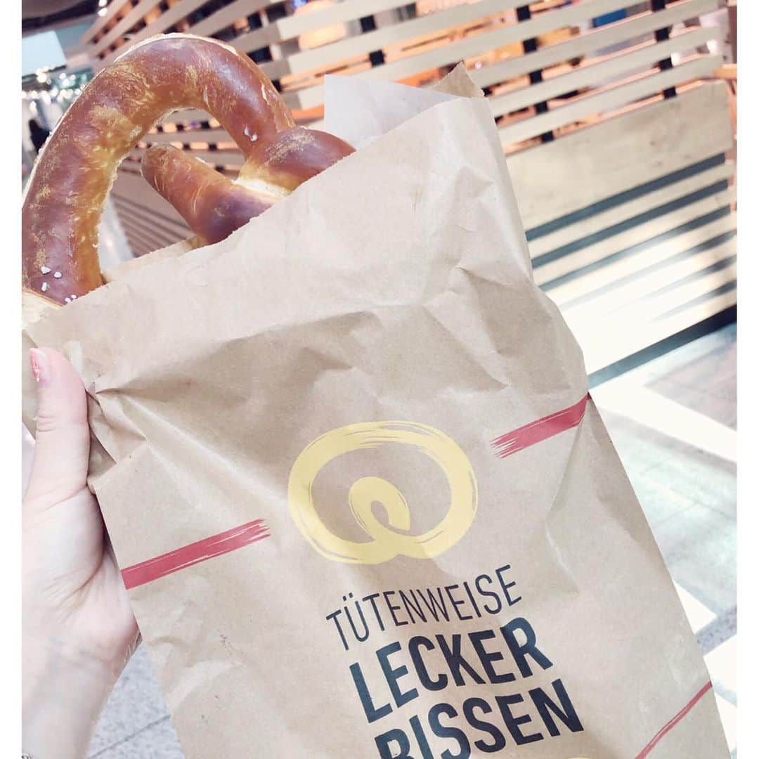 堀江由衣さんのインスタグラム写真 - (堀江由衣Instagram)「. ドイツ日記♪  ドイツのイベントConnichiに出演させていただくため、ドイツに行ってきました♪  2枚目はドイツに着いてすぐに食べたバタープレッツェル♪  バタープレッツェルたくさん食べる予定が、この１度だけしか見つけられませんでした！」9月16日 18時43分 - yuihorie_official